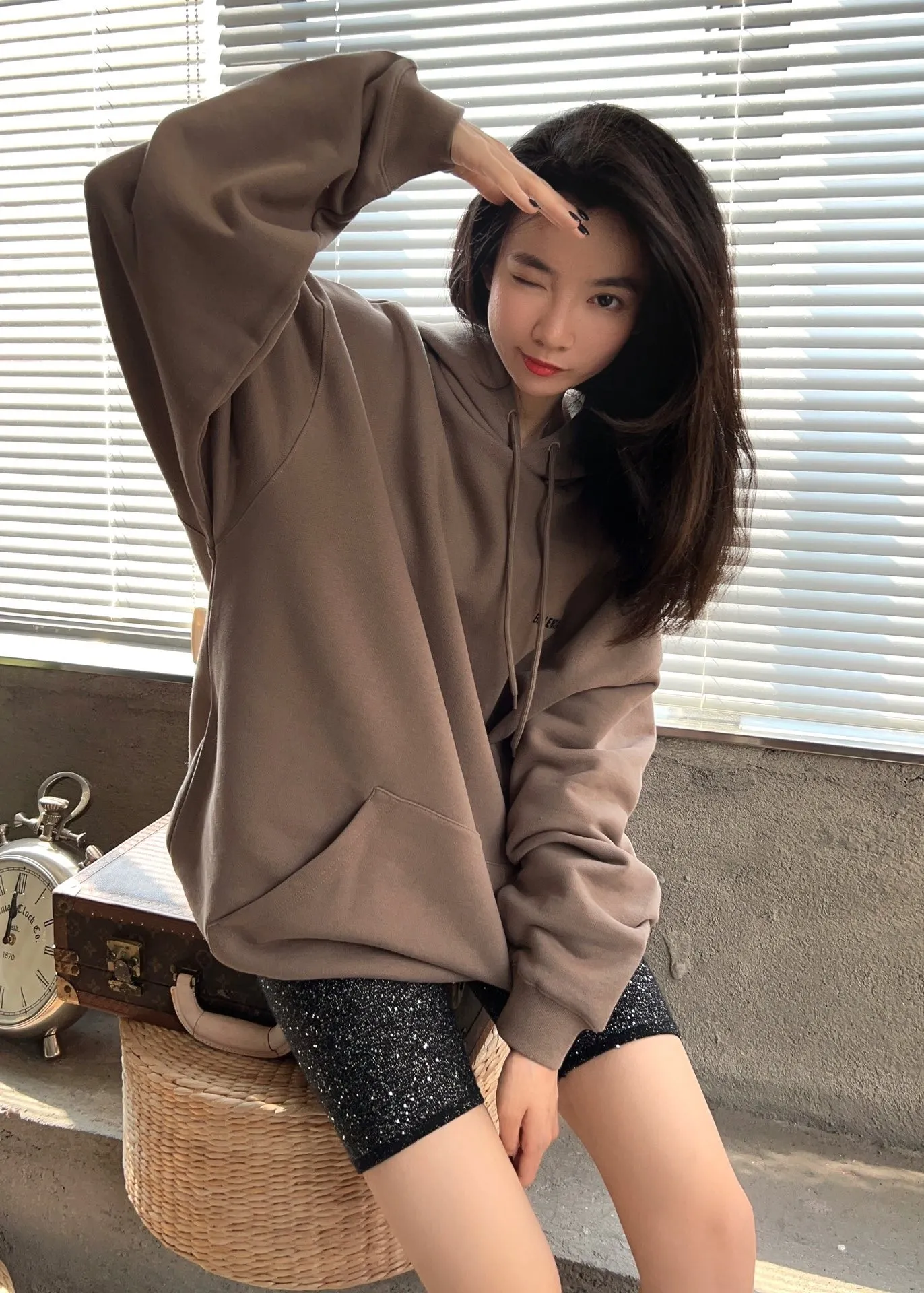 ♻️💯Upper body reference model picture❤️Top version BALENCIAGA large back LOGO basic letters pure cotton loose loose male and female couples same style fashion brand high-end embroidered cotton hoodie hooded sweatshirt The god of simplicity in Paris, a volume sought after by many stars. Lisa’s favorite basic short-sleeved Paris style, which has a very high appearance rate. Wear alone, paired with jeans, shorts, and sweatpants, it's a versatile style. Xiaohongshu, a hot item on INS, a must-have for Paris fans.  Using Tajima embroidery technology imported from Japan, the printing looks very three-dimensional and full, with no threads. Regardless of the size, the front and back letters can be expressed perfectly! The fabric is made of 460g pure cotton combed terry fabric!  A complete set of customized tags, collar tags, washed, plastic bags, and most importantly, a complete set of bags, tag codes, and codes are all authentic.  Color: mint green dark brown Size: XS-L P:450