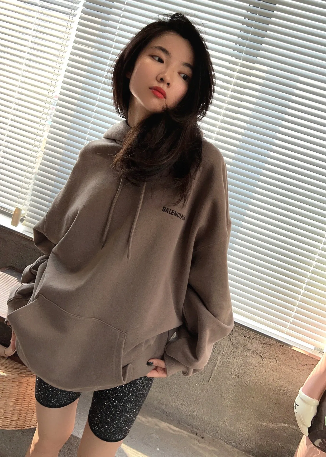♻️💯Upper body reference model picture❤️Top version BALENCIAGA large back LOGO basic letters pure cotton loose loose male and female couples same style fashion brand high-end embroidered cotton hoodie hooded sweatshirt The god of simplicity in Paris, a volume sought after by many stars. Lisa’s favorite basic short-sleeved Paris style, which has a very high appearance rate. Wear alone, paired with jeans, shorts, and sweatpants, it's a versatile style. Xiaohongshu, a hot item on INS, a must-have for Paris fans.  Using Tajima embroidery technology imported from Japan, the printing looks very three-dimensional and full, with no threads. Regardless of the size, the front and back letters can be expressed perfectly! The fabric is made of 460g pure cotton combed terry fabric!  A complete set of customized tags, collar tags, washed, plastic bags, and most importantly, a complete set of bags, tag codes, and codes are all authentic.  Color: mint green dark brown Size: XS-L P:450