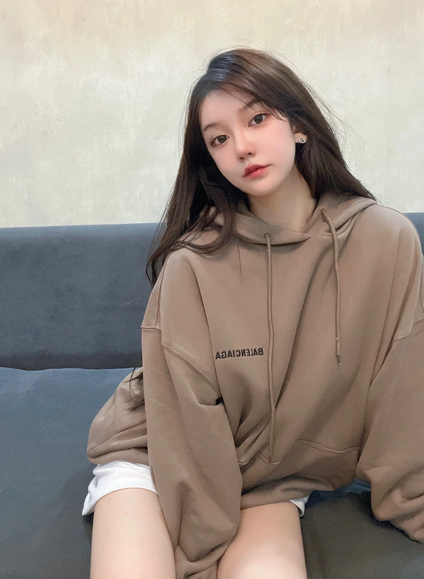 ♻️💯Upper body reference model picture❤️Top version BALENCIAGA large back LOGO basic letters pure cotton loose loose male and female couples same style fashion brand high-end embroidered cotton hoodie hooded sweatshirt The god of simplicity in Paris, a volume sought after by many stars. Lisa’s favorite basic short-sleeved Paris style, which has a very high appearance rate. Wear alone, paired with jeans, shorts, and sweatpants, it's a versatile style. Xiaohongshu, a hot item on INS, a must-have for Paris fans.  Using Tajima embroidery technology imported from Japan, the printing looks very three-dimensional and full, with no threads. Regardless of the size, the front and back letters can be expressed perfectly! The fabric is made of 460g pure cotton combed terry fabric!  A complete set of customized tags, collar tags, washed, plastic bags, and most importantly, a complete set of bags, tag codes, and codes are all authentic.  Color: mint green dark brown Size: XS-L P:450
