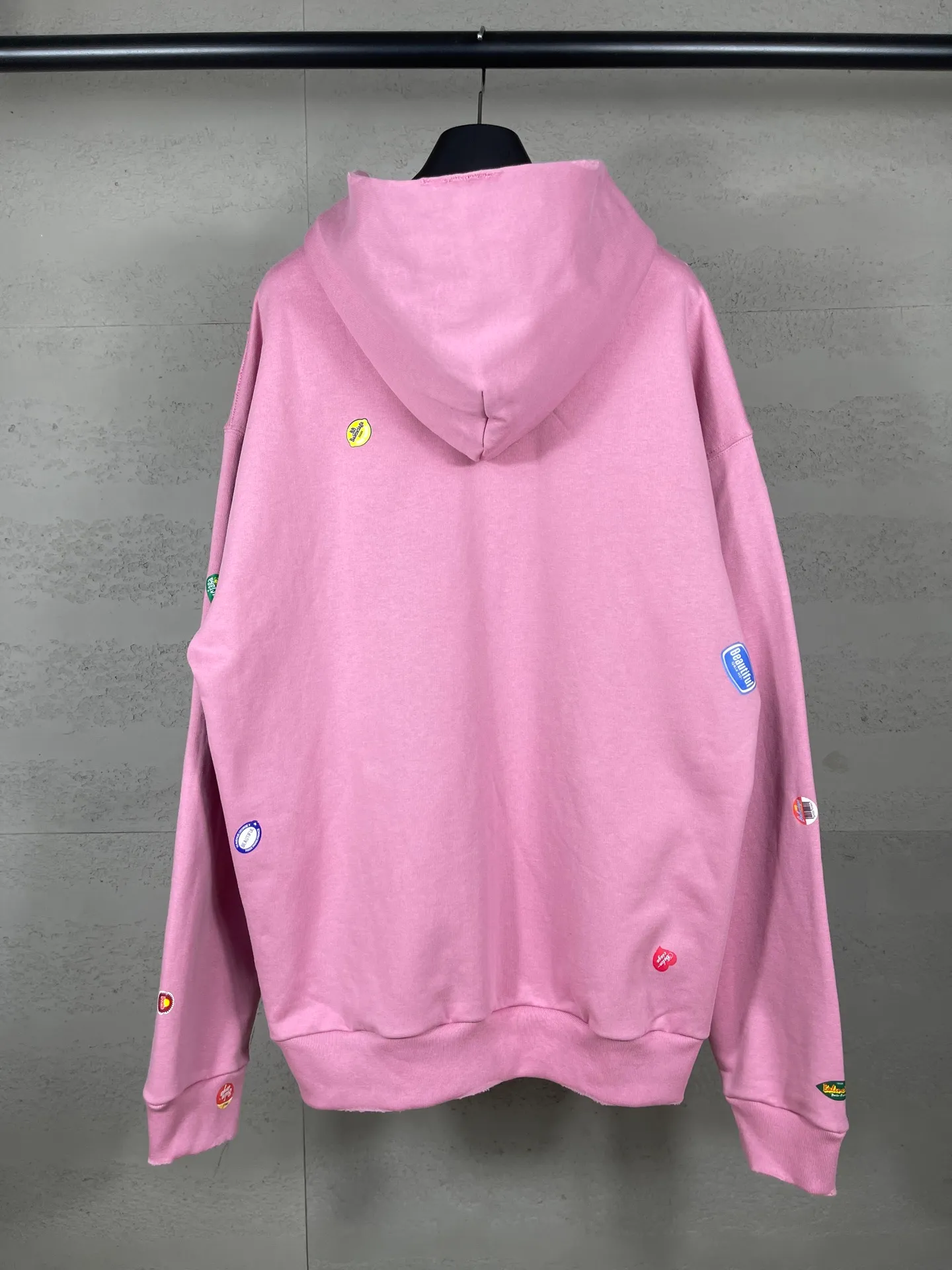 🅿️420 Real photos [Top version. Official website quality] BALENCI*GA/Paris #2025 autumn and winter new style. Fruit pattern Vintage all over embossed washed and distressed hooded sweatshirt. The fabric is made of Paris ZP custom-woven and dyed cotton sweatshirt. Weighing 460 grams, the cloth surface is clean. The cloth pattern is clear, soft and comfortable. The threads are dyed with no color difference. The pattern printing uses environmentally friendly imported glue and computer inkjet printing. The pattern is clear, no burrs, and has a strong three-dimensional effect. The garments are washed and worn. All colors are synchronized with the brick cabinets, custom woven and dyed, and will not fade. Different market currencies. The version adopts OS loose shoulder design. Same style for men and women. Code: BL259907 Color: floral gray, pink Size: XS S M L