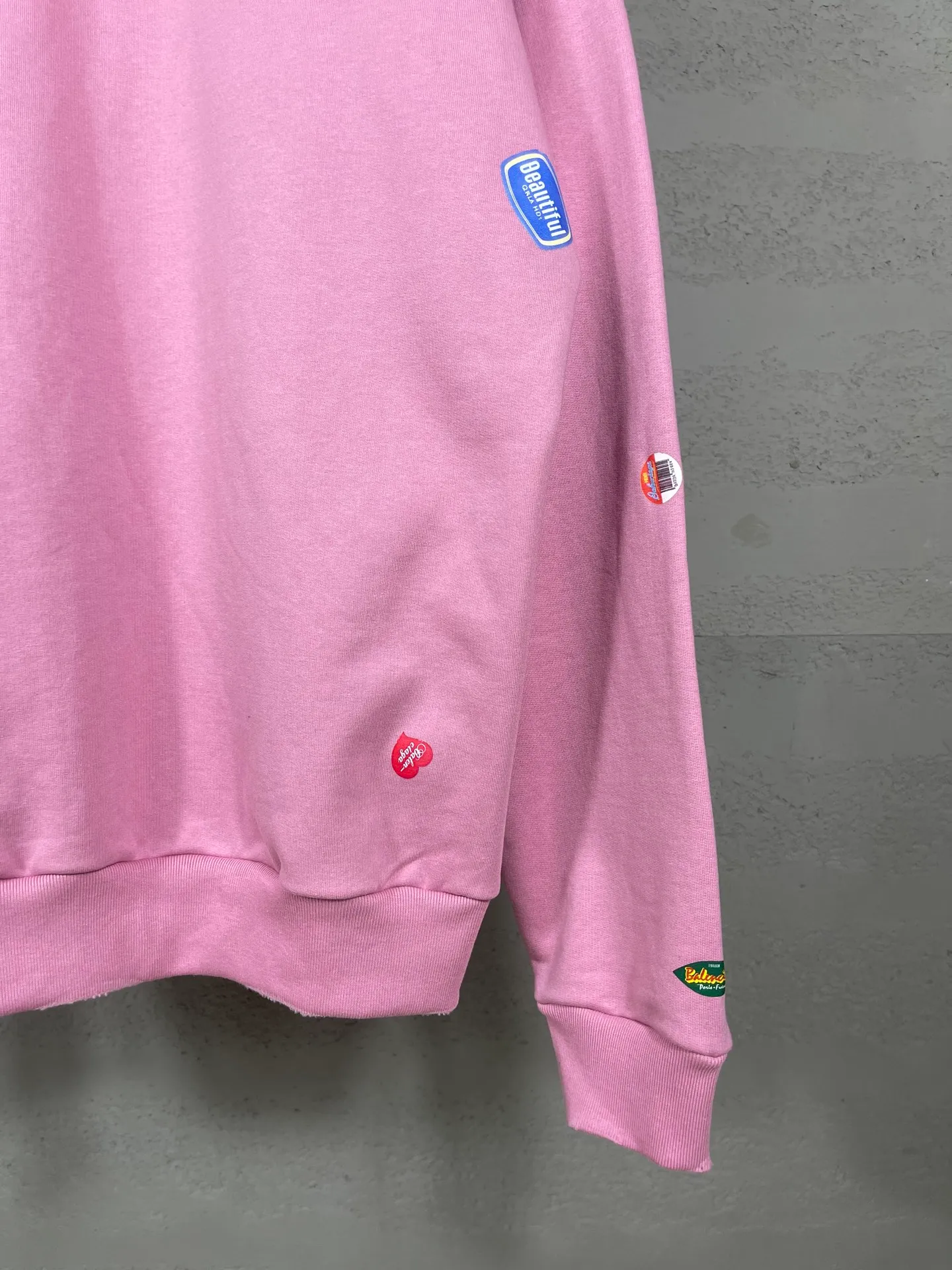 🅿️420 Real photos [Top version. Official website quality] BALENCI*GA/Paris #2025 autumn and winter new style. Fruit pattern Vintage all over embossed washed and distressed hooded sweatshirt. The fabric is made of Paris ZP custom-woven and dyed cotton sweatshirt. Weighing 460 grams, the cloth surface is clean. The cloth pattern is clear, soft and comfortable. The threads are dyed with no color difference. The pattern printing uses environmentally friendly imported glue and computer inkjet printing. The pattern is clear, no burrs, and has a strong three-dimensional effect. The garments are washed and worn. All colors are synchronized with the brick cabinets, custom woven and dyed, and will not fade. Different market currencies. The version adopts OS loose shoulder design. Same style for men and women. Code: BL259907 Color: floral gray, pink Size: XS S M L