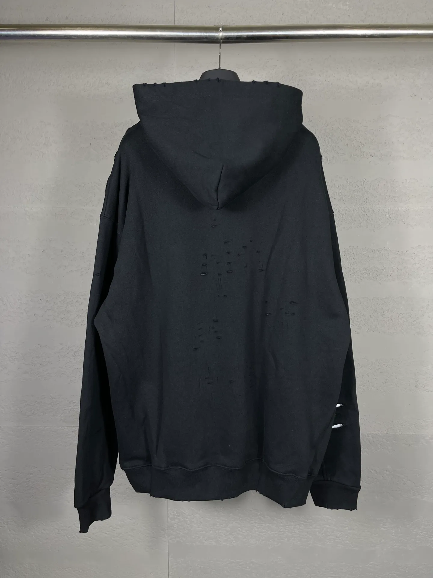 🅿️396 Actual pictures [Top version. Official website quality] BALENCI*GA/Paris. Classic style. 22SS #BALENCI*GA# Artistic ripped hole and velvet inner two-piece hooded sweatshirt. Autumn and winter brick cabinets are synchronized. Welcome to compare. The fabric is made of Paris ZP custom-woven and dyed cotton double yarn David coat with velvet lining. The fabric pattern is clear, soft and comfortable. The threads are woven and dyed with no color difference. The classic letter LOGO adopts precision stencils, imported environmentally friendly rubber paddles, and turtle crack printing, with a three-dimensional effect. Garment positioning art is worn with holes, hem threads, hat brim, and bag mouth are hand-worn vintage. Restore brick cabinets, and adopt OS loose shoulder style. Same style for men and women Coding: BL238001 Color: Black. White. Hulan. Brown. Dark green. Burgundy. Purple Size: XS S M L