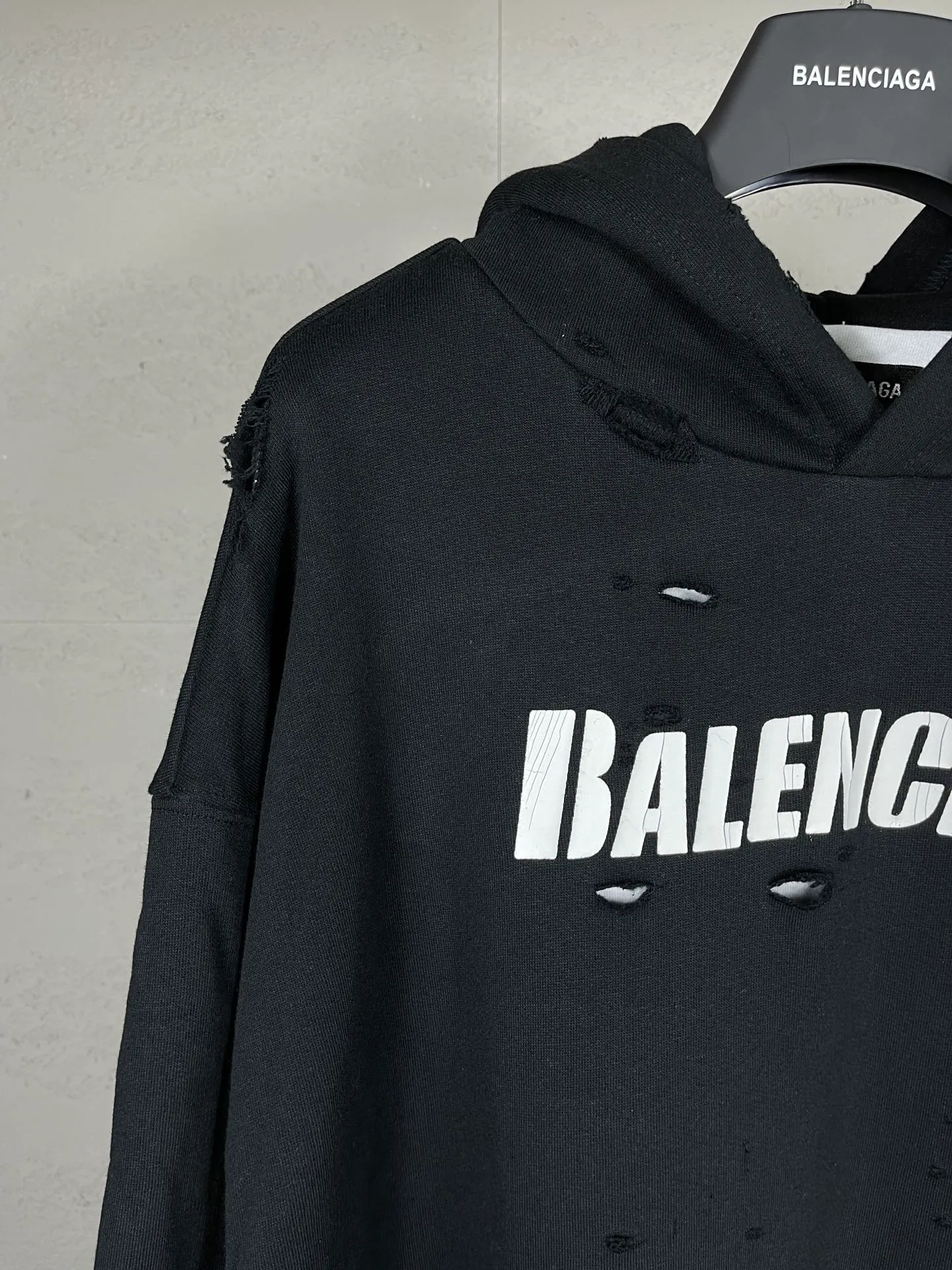🅿️396 Actual pictures [Top version. Official website quality] BALENCI*GA/Paris. Classic style. 22SS #BALENCI*GA# Artistic ripped hole and velvet inner two-piece hooded sweatshirt. Autumn and winter brick cabinets are synchronized. Welcome to compare. The fabric is made of Paris ZP custom-woven and dyed cotton double yarn David coat with velvet lining. The fabric pattern is clear, soft and comfortable. The threads are woven and dyed with no color difference. The classic letter LOGO adopts precision stencils, imported environmentally friendly rubber paddles, and turtle crack printing, with a three-dimensional effect. Garment positioning art is worn with holes, hem threads, hat brim, and bag mouth are hand-worn vintage. Restore brick cabinets, and adopt OS loose shoulder style. Same style for men and women Coding: BL238001 Color: Black. White. Hulan. Brown. Dark green. Burgundy. Purple Size: XS S M L
