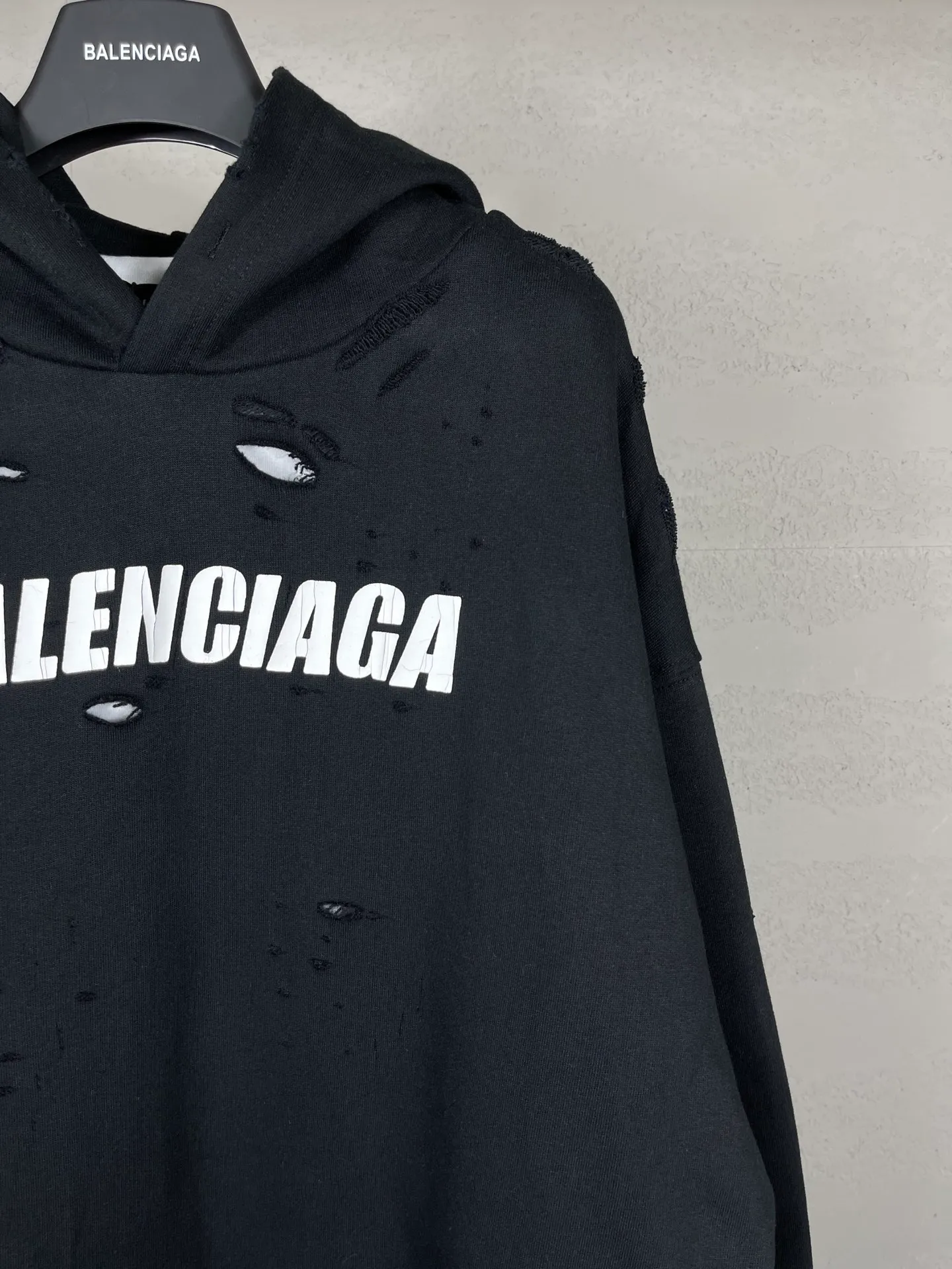 🅿️396 Actual pictures [Top version. Official website quality] BALENCI*GA/Paris. Classic style. 22SS #BALENCI*GA# Artistic ripped hole and velvet inner two-piece hooded sweatshirt. Autumn and winter brick cabinets are synchronized. Welcome to compare. The fabric is made of Paris ZP custom-woven and dyed cotton double yarn David coat with velvet lining. The fabric pattern is clear, soft and comfortable. The threads are woven and dyed with no color difference. The classic letter LOGO adopts precision stencils, imported environmentally friendly rubber paddles, and turtle crack printing, with a three-dimensional effect. Garment positioning art is worn with holes, hem threads, hat brim, and bag mouth are hand-worn vintage. Restore brick cabinets, and adopt OS loose shoulder style. Same style for men and women Coding: BL238001 Color: Black. White. Hulan. Brown. Dark green. Burgundy. Purple Size: XS S M L