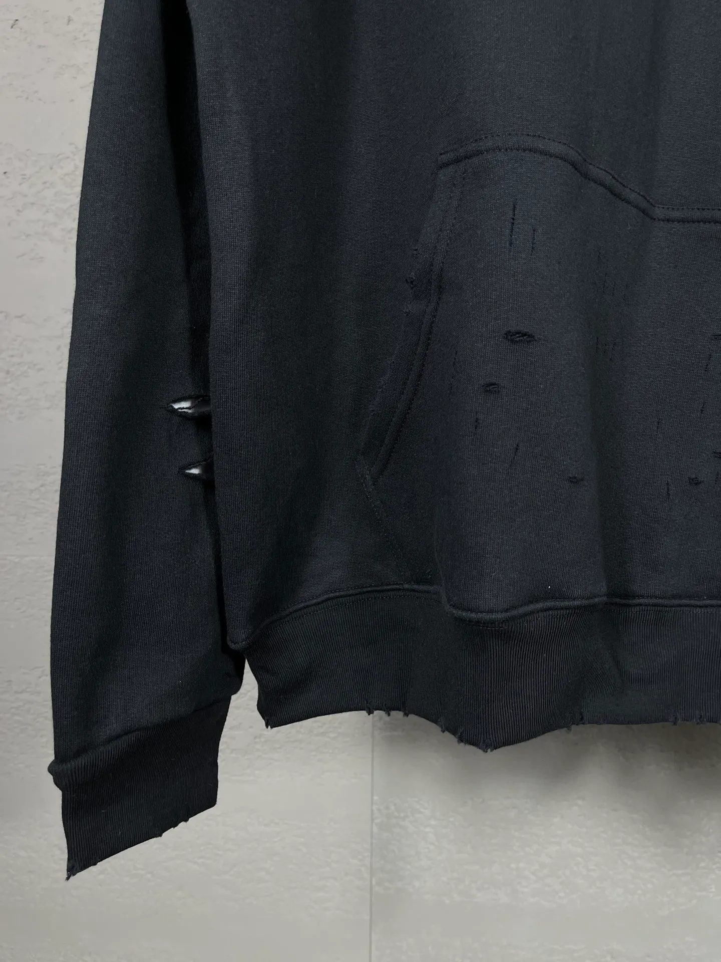 🅿️396 Actual pictures [Top version. Official website quality] BALENCI*GA/Paris. Classic style. 22SS #BALENCI*GA# Artistic ripped hole and velvet inner two-piece hooded sweatshirt. Autumn and winter brick cabinets are synchronized. Welcome to compare. The fabric is made of Paris ZP custom-woven and dyed cotton double yarn David coat with velvet lining. The fabric pattern is clear, soft and comfortable. The threads are woven and dyed with no color difference. The classic letter LOGO adopts precision stencils, imported environmentally friendly rubber paddles, and turtle crack printing, with a three-dimensional effect. Garment positioning art is worn with holes, hem threads, hat brim, and bag mouth are hand-worn vintage. Restore brick cabinets, and adopt OS loose shoulder style. Same style for men and women Coding: BL238001 Color: Black. White. Hulan. Brown. Dark green. Burgundy. Purple Size: XS S M L