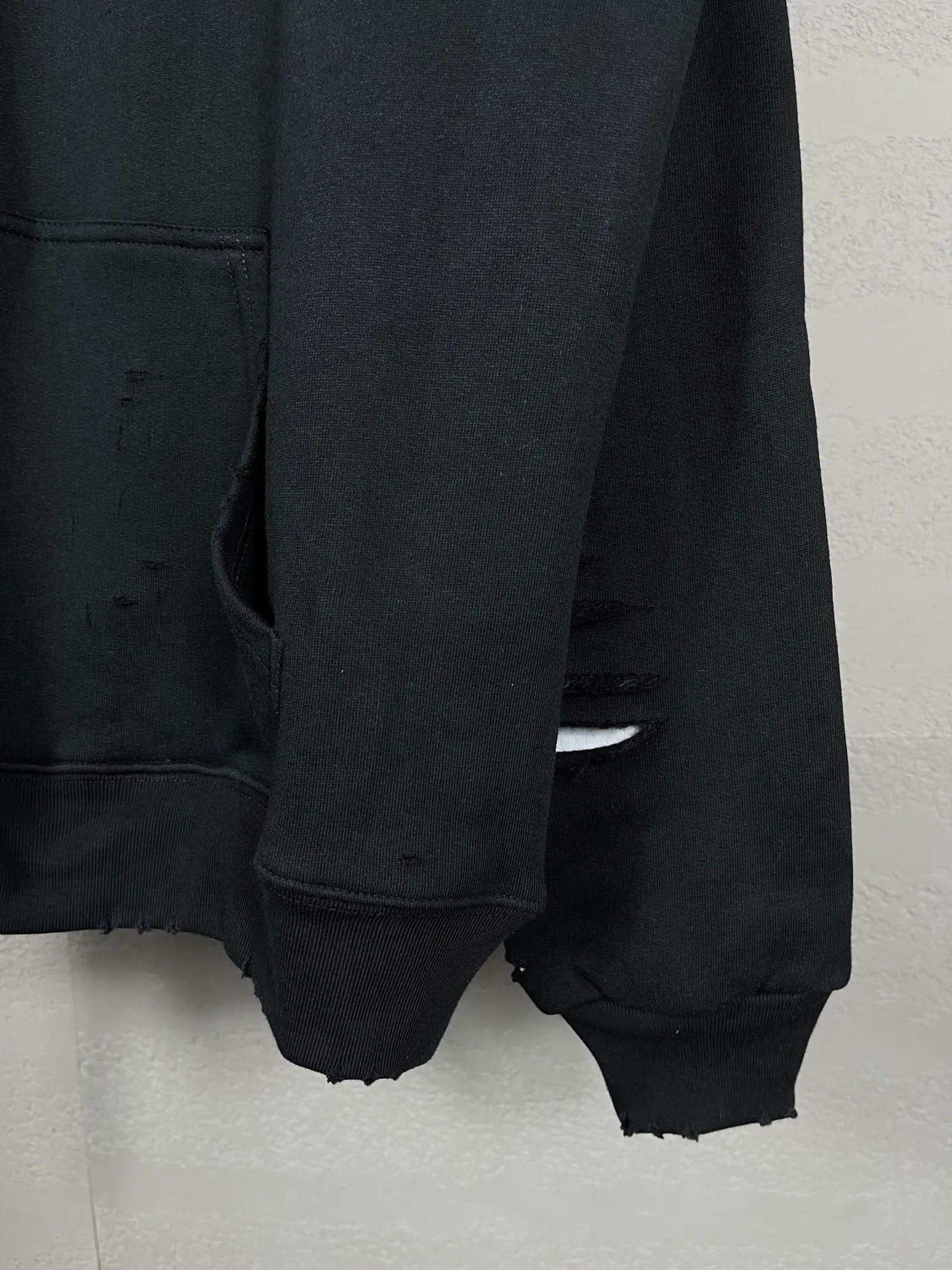 🅿️396 Actual pictures [Top version. Official website quality] BALENCI*GA/Paris. Classic style. 22SS #BALENCI*GA# Artistic ripped hole and velvet inner two-piece hooded sweatshirt. Autumn and winter brick cabinets are synchronized. Welcome to compare. The fabric is made of Paris ZP custom-woven and dyed cotton double yarn David coat with velvet lining. The fabric pattern is clear, soft and comfortable. The threads are woven and dyed with no color difference. The classic letter LOGO adopts precision stencils, imported environmentally friendly rubber paddles, and turtle crack printing, with a three-dimensional effect. Garment positioning art is worn with holes, hem threads, hat brim, and bag mouth are hand-worn vintage. Restore brick cabinets, and adopt OS loose shoulder style. Same style for men and women Coding: BL238001 Color: Black. White. Hulan. Brown. Dark green. Burgundy. Purple Size: XS S M L