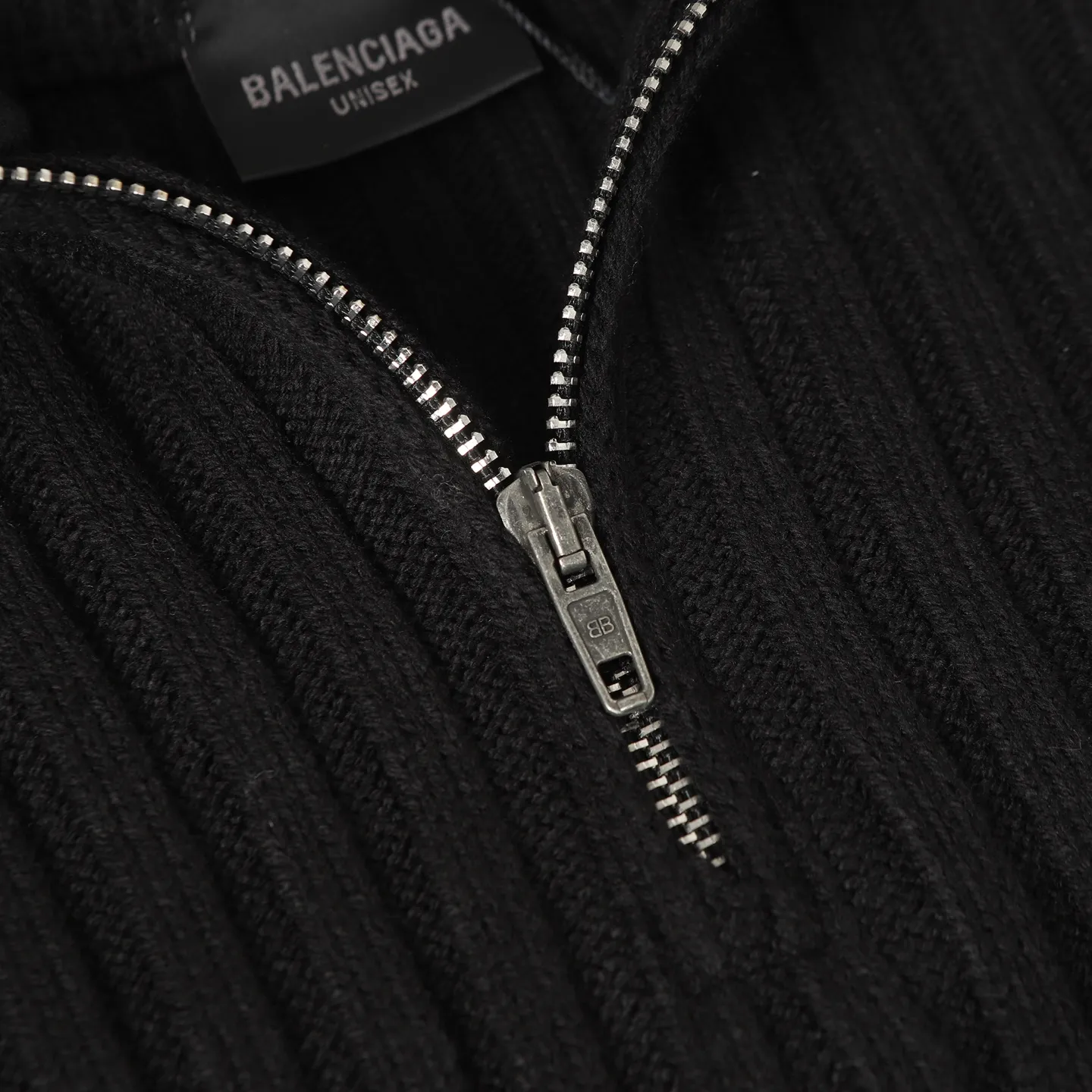 🅿️490 BLCG 25FW high-neck half-zip sweater with armbands. The core craftsmanship of this single product lies in the cross-border fusion of high-tech lamination and traditional knitting. The basis of ready-made garments is high-elastic coarse pit knitting, which achieves strong three-dimensional texture and excellent elasticity through thick gauge and special yarns. The elastic characteristics are mainly characterized by high rebound, multi-directional extension and excellent recovery. Relying on the natural structural stretch of the rough ribbed structure and combining it with high-elastic yarns, it has high stretchability in both the longitudinal and transverse directions (up to 6-10cm). It has no sense of restraint when moving, and can quickly return to its original shape, resist wrinkles, maintain shape, and avoid sagging. The iconic black polyurethane tape is precisely sewn onto the uneven knitted surface. At the same time, the elasticity of the underlying knitted structure must not be damaged, and the luster and toughness of the strip itself should be maintained, integrating the decorative strip and the functional structure into one. Size:S/M/L