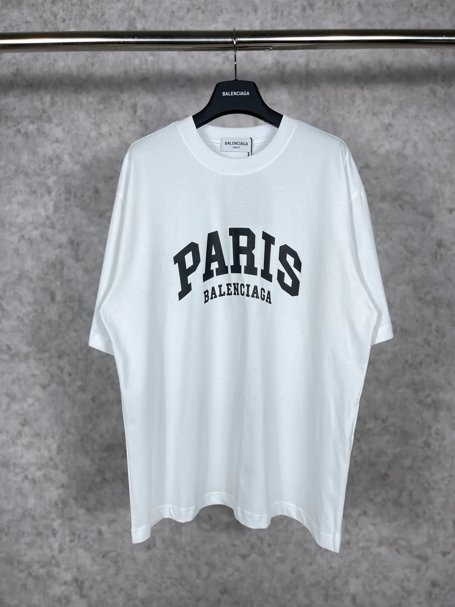 🅿️160 real photos [Top version. Official website quality] BALENCI*GA/Paris. Front-printed PARIS short-sleeved T-shirt. Brick cabinet synchronization. The fabric is made of Paris ZP custom-woven and dyed 100% cotton double yarn compact cotton. The weight is 260 grams, the cloth surface is clean. The cloth pattern is clear, soft and comfortable. The threads are dyed with no color difference. The classic LOGO is printed with environmentally friendly imported materials and precision printing screens. The letters are clear and the effect is three-dimensional, restoring the brick cabinet. Different market currencies, welcome to compare. The version adopts OS loose shoulder design. Same style for men and women. Code: BL223055 Color: white, black, army green, dark green Size: XS to L