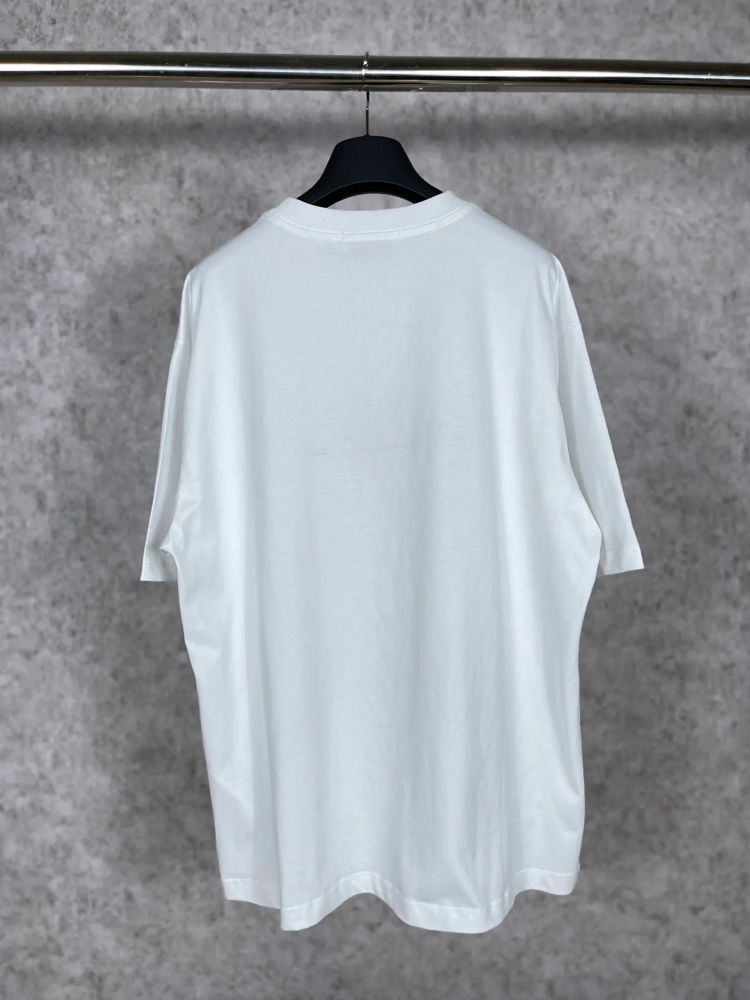 🅿️160 real photos [Top version. Official website quality] BALENCI*GA/Paris. Front-printed PARIS short-sleeved T-shirt. Brick cabinet synchronization. The fabric is made of Paris ZP custom-woven and dyed 100% cotton double yarn compact cotton. The weight is 260 grams, the cloth surface is clean. The cloth pattern is clear, soft and comfortable. The threads are dyed with no color difference. The classic LOGO is printed with environmentally friendly imported materials and precision printing screens. The letters are clear and the effect is three-dimensional, restoring the brick cabinet. Different market currencies, welcome to compare. The version adopts OS loose shoulder design. Same style for men and women. Code: BL223055 Color: white, black, army green, dark green Size: XS to L