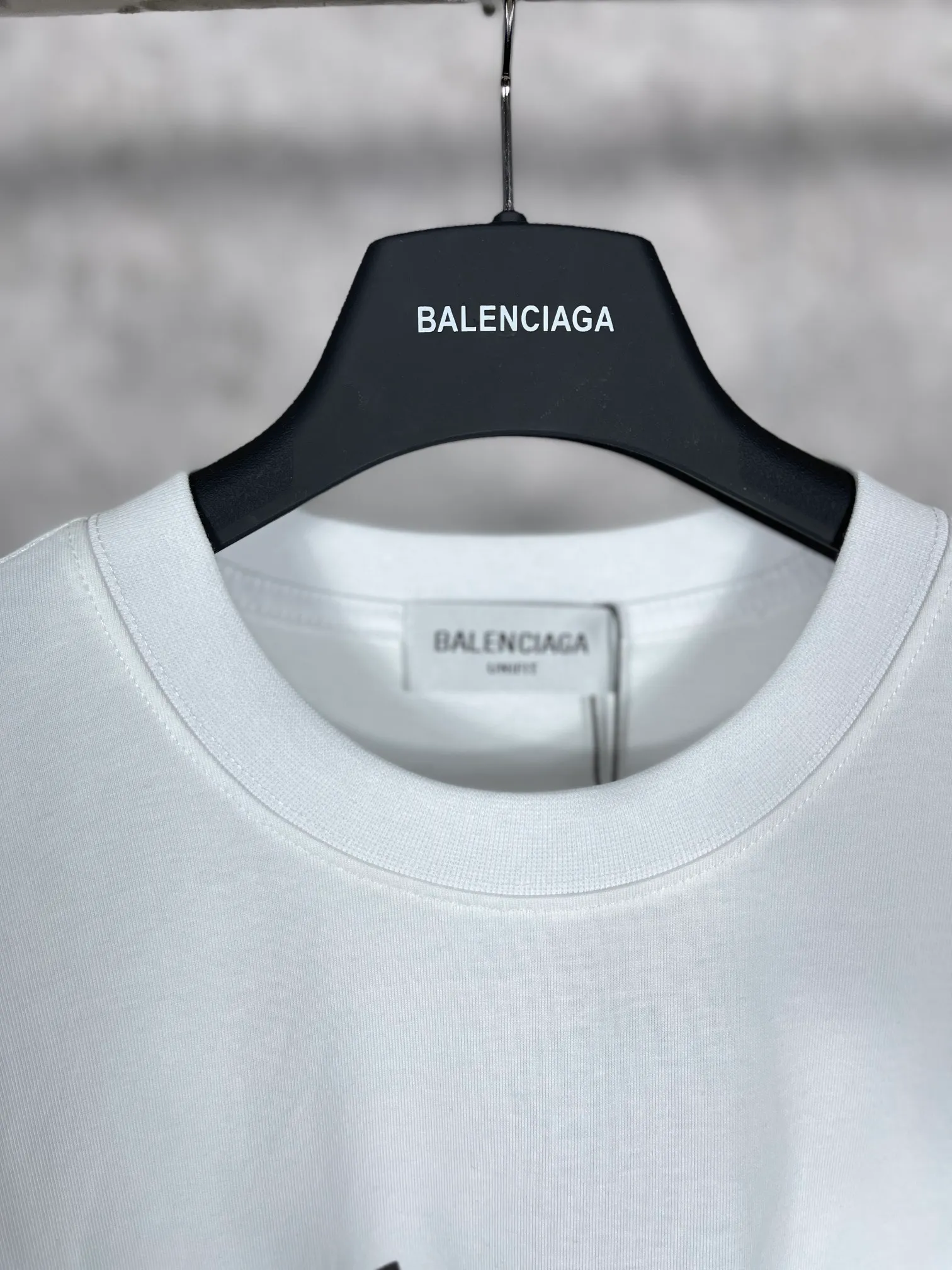 🅿️160 real photos [Top version. Official website quality] BALENCI*GA/Paris. Front-printed PARIS short-sleeved T-shirt. Brick cabinet synchronization. The fabric is made of Paris ZP custom-woven and dyed 100% cotton double yarn compact cotton. The weight is 260 grams, the cloth surface is clean. The cloth pattern is clear, soft and comfortable. The threads are dyed with no color difference. The classic LOGO is printed with environmentally friendly imported materials and precision printing screens. The letters are clear and the effect is three-dimensional, restoring the brick cabinet. Different market currencies, welcome to compare. The version adopts OS loose shoulder design. Same style for men and women. Code: BL223055 Color: white, black, army green, dark green Size: XS to L