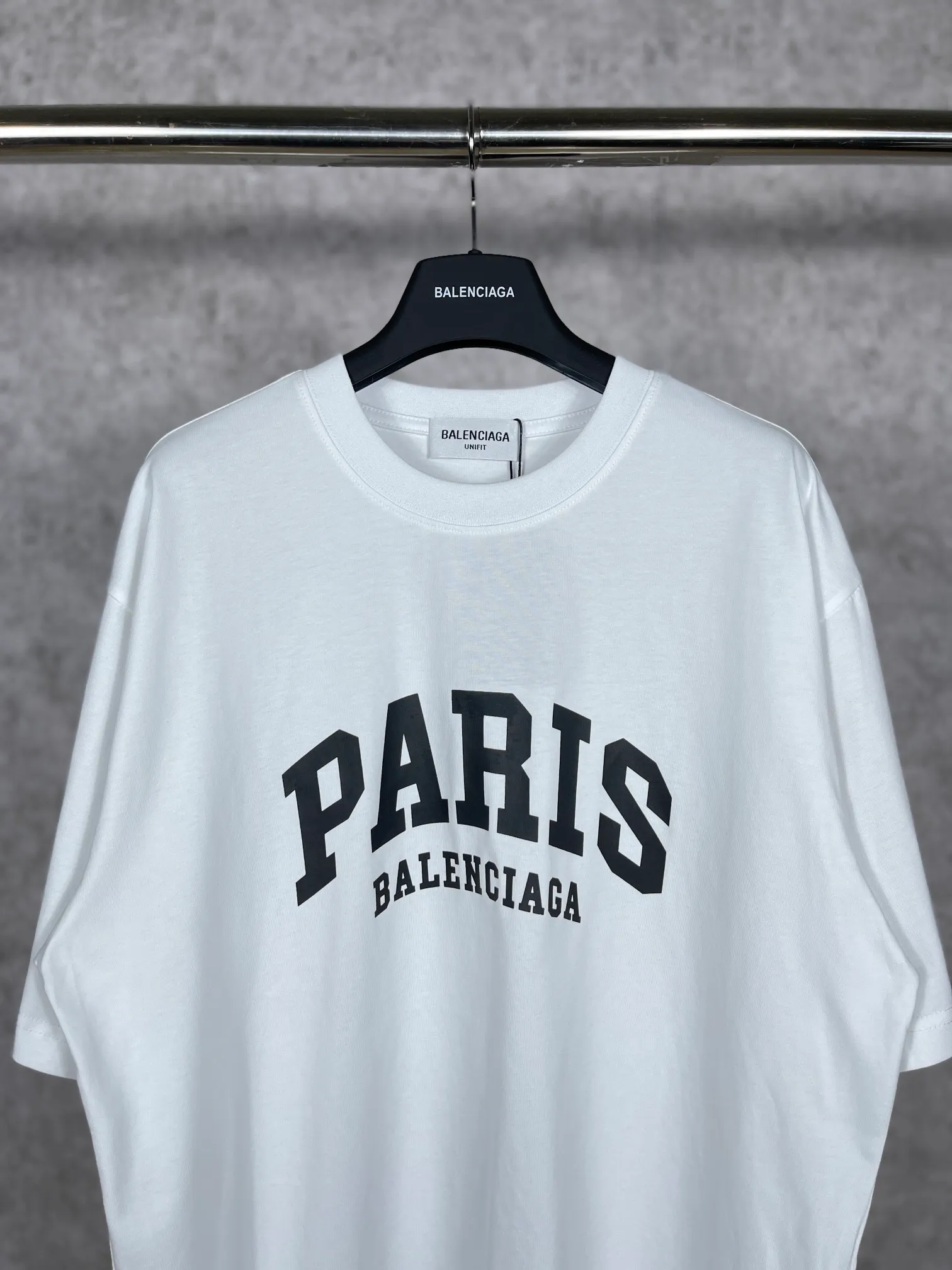 🅿️160 real photos [Top version. Official website quality] BALENCI*GA/Paris. Front-printed PARIS short-sleeved T-shirt. Brick cabinet synchronization. The fabric is made of Paris ZP custom-woven and dyed 100% cotton double yarn compact cotton. The weight is 260 grams, the cloth surface is clean. The cloth pattern is clear, soft and comfortable. The threads are dyed with no color difference. The classic LOGO is printed with environmentally friendly imported materials and precision printing screens. The letters are clear and the effect is three-dimensional, restoring the brick cabinet. Different market currencies, welcome to compare. The version adopts OS loose shoulder design. Same style for men and women. Code: BL223055 Color: white, black, army green, dark green Size: XS to L
