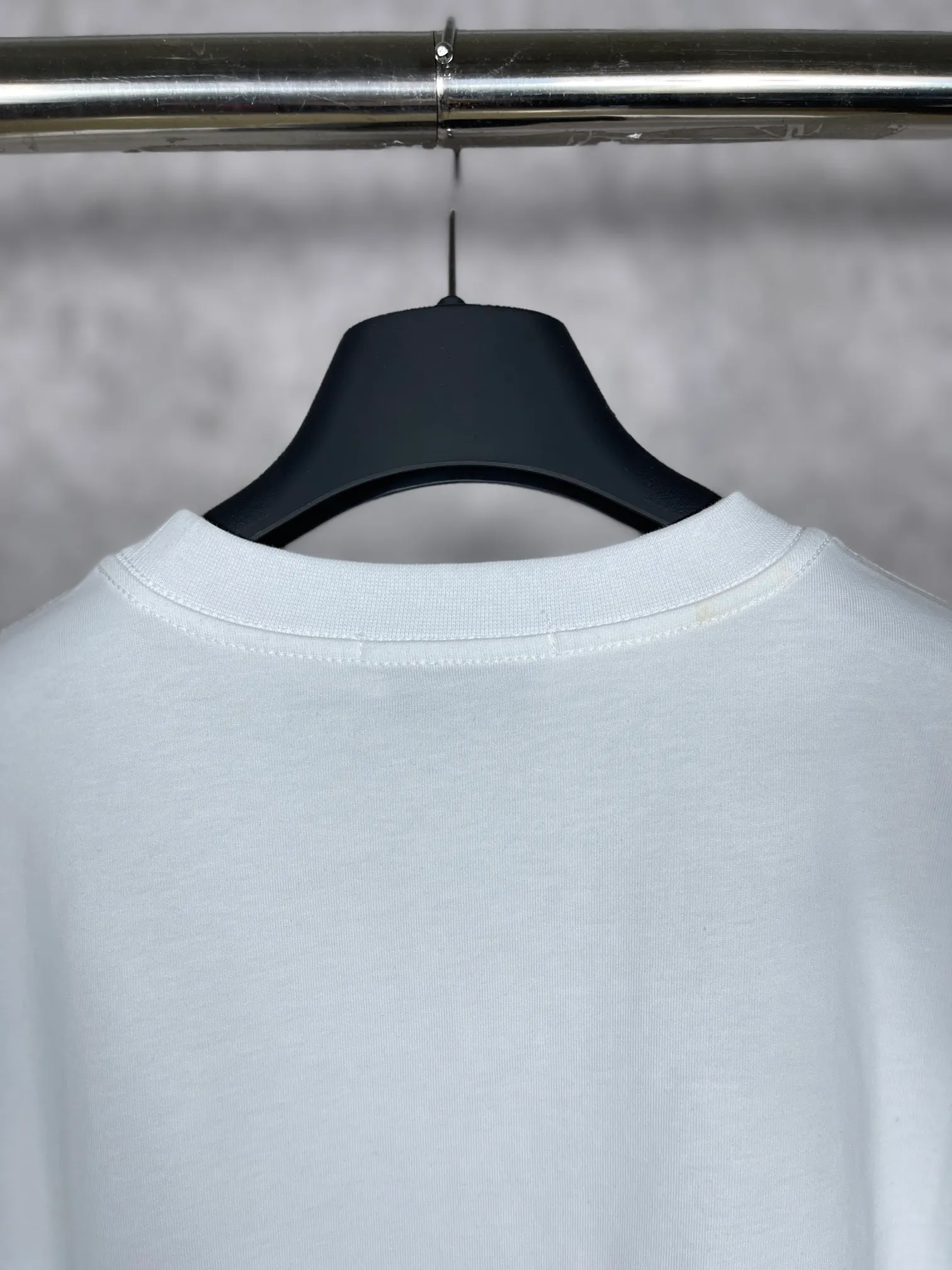 🅿️160 real photos [Top version. Official website quality] BALENCI*GA/Paris. Front-printed PARIS short-sleeved T-shirt. Brick cabinet synchronization. The fabric is made of Paris ZP custom-woven and dyed 100% cotton double yarn compact cotton. The weight is 260 grams, the cloth surface is clean. The cloth pattern is clear, soft and comfortable. The threads are dyed with no color difference. The classic LOGO is printed with environmentally friendly imported materials and precision printing screens. The letters are clear and the effect is three-dimensional, restoring the brick cabinet. Different market currencies, welcome to compare. The version adopts OS loose shoulder design. Same style for men and women. Code: BL223055 Color: white, black, army green, dark green Size: XS to L