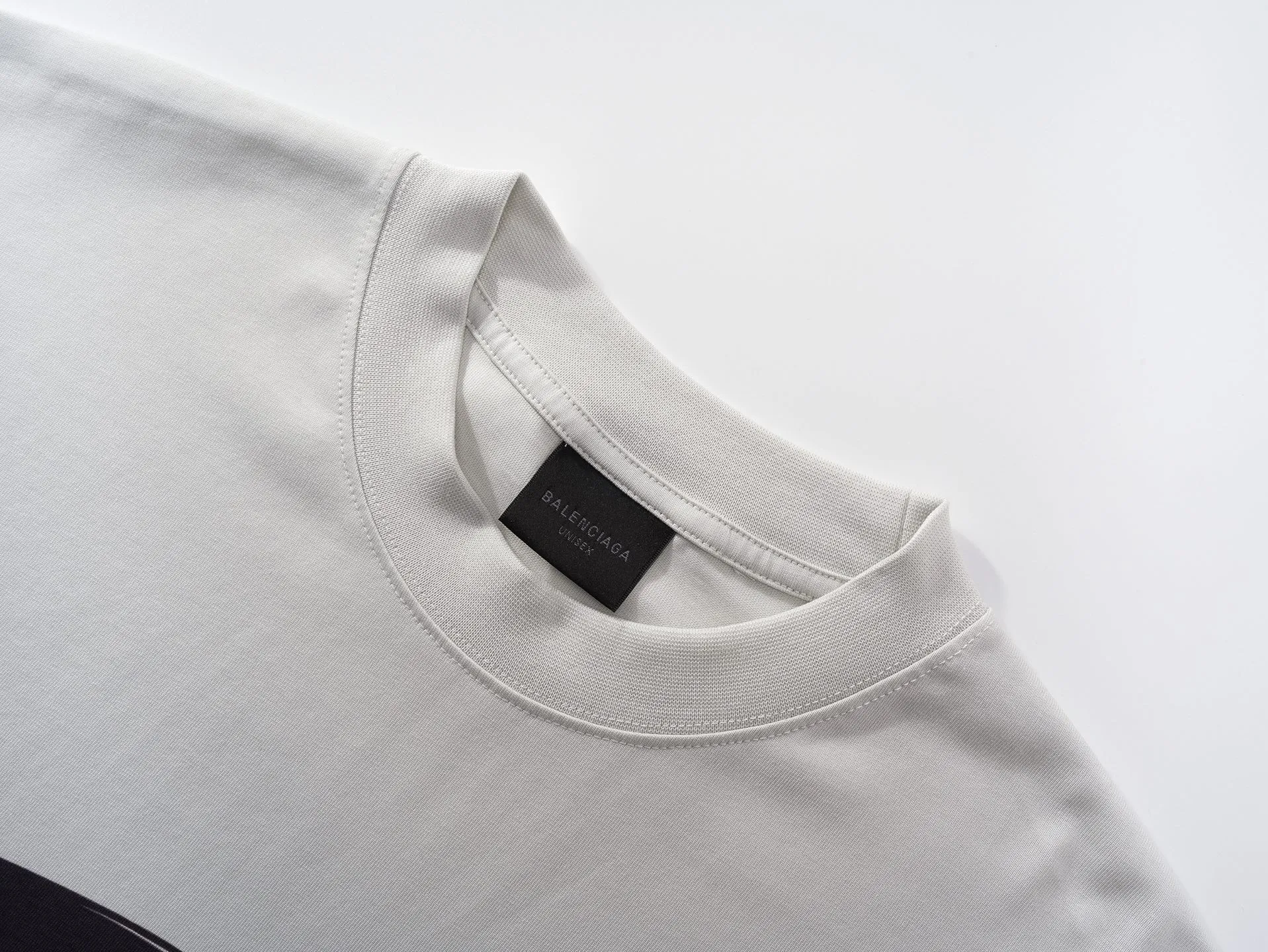 🅿️180 real shots [Top version. Official website quality] BALENCI*GA/Paris. SS25 latest model, direct-printed short-sleeved T-shirt on the front and back of sunglasses. Brick cabinet synchronization. Genuine product developed at the first time, welcome to compare! . The fabric is made of Paris ZP custom-woven and dyed cotton double yarn. Weighing 260 grams, the cloth surface is clean. The cloth pattern is clear, soft and comfortable. The threads are dyed with no color difference. The printing uses direct-injection environmentally friendly imported materials. The letters are clear and the effect is three-dimensional. The version adopts OS loose shoulder design. Same style for men and women. Code: BL253658 Color: gray and white Size: XS S M L
