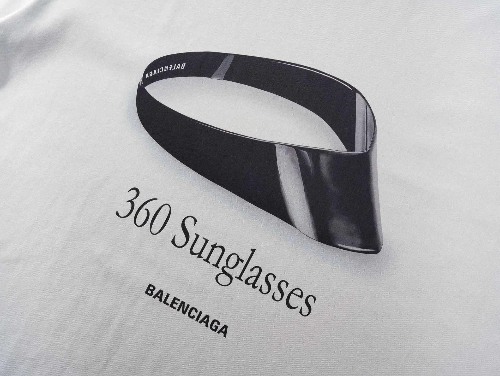 🅿️180 real shots [Top version. Official website quality] BALENCI*GA/Paris. SS25 latest model, direct-printed short-sleeved T-shirt on the front and back of sunglasses. Brick cabinet synchronization. Genuine product developed at the first time, welcome to compare! . The fabric is made of Paris ZP custom-woven and dyed cotton double yarn. Weighing 260 grams, the cloth surface is clean. The cloth pattern is clear, soft and comfortable. The threads are dyed with no color difference. The printing uses direct-injection environmentally friendly imported materials. The letters are clear and the effect is three-dimensional. The version adopts OS loose shoulder design. Same style for men and women. Code: BL253658 Color: gray and white Size: XS S M L