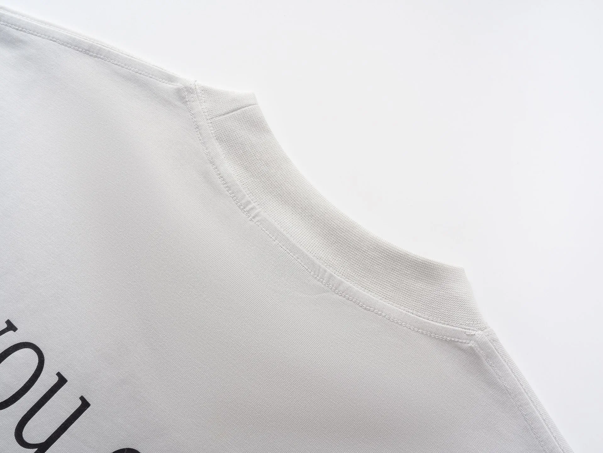🅿️180 real shots [Top version. Official website quality] BALENCI*GA/Paris. SS25 latest model, direct-printed short-sleeved T-shirt on the front and back of sunglasses. Brick cabinet synchronization. Genuine product developed at the first time, welcome to compare! . The fabric is made of Paris ZP custom-woven and dyed cotton double yarn. Weighing 260 grams, the cloth surface is clean. The cloth pattern is clear, soft and comfortable. The threads are dyed with no color difference. The printing uses direct-injection environmentally friendly imported materials. The letters are clear and the effect is three-dimensional. The version adopts OS loose shoulder design. Same style for men and women. Code: BL253658 Color: gray and white Size: XS S M L