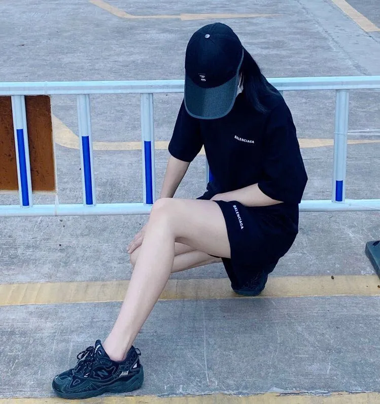 ♻️💯Refer to the model picture for the upper body❤️The top tested version of BALENCIAGA basic embroidered cotton loose shorts for men and women, the same fashion brand shorts. Fabric: Customized fish scale terry cotton fabric 440 grams, super heavy, ready-to-wear washed and soft to the touch. Printing: Japanese Tajima embroidery technology is used, the embroidery is accurate, the printing is meticulous and full, and there is no thread skipping. Accessories: Customized full set of BLCG accessories Color: dark brown, gray, black, white Size: XS-L P:310