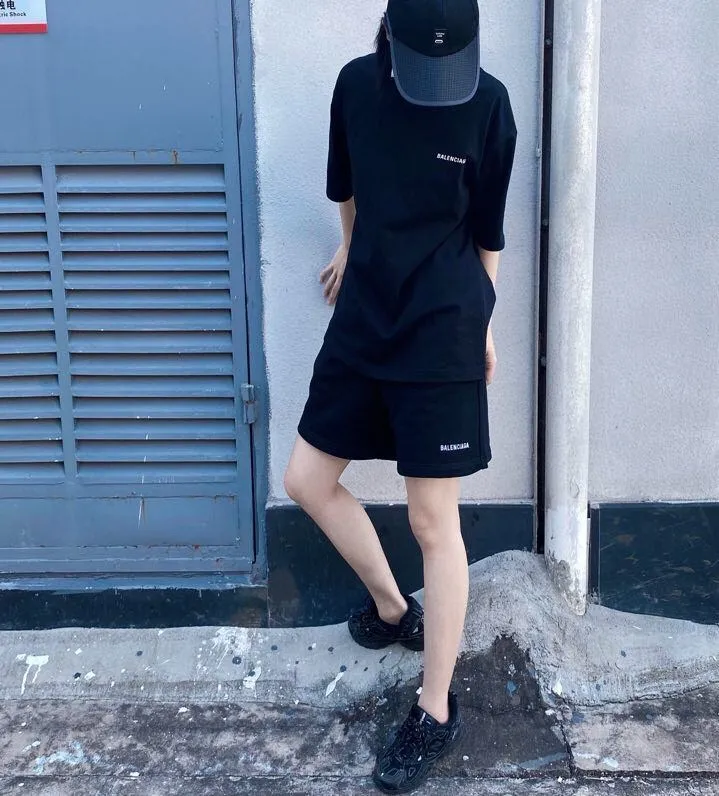 ♻️💯Refer to the model picture for the upper body❤️The top tested version of BALENCIAGA basic embroidered cotton loose shorts for men and women, the same fashion brand shorts. Fabric: Customized fish scale terry cotton fabric 440 grams, super heavy, ready-to-wear washed and soft to the touch. Printing: Japanese Tajima embroidery technology is used, the embroidery is accurate, the printing is meticulous and full, and there is no thread skipping. Accessories: Customized full set of BLCG accessories Color: dark brown, gray, black, white Size: XS-L P:310