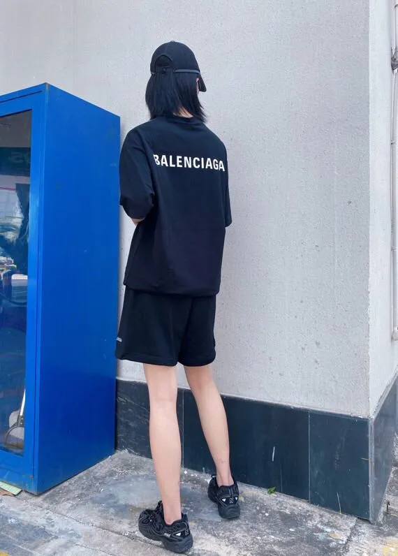 ♻️💯Refer to the model picture for the upper body❤️The top tested version of BALENCIAGA basic embroidered cotton loose shorts for men and women, the same fashion brand shorts. Fabric: Customized fish scale terry cotton fabric 440 grams, super heavy, ready-to-wear washed and soft to the touch. Printing: Japanese Tajima embroidery technology is used, the embroidery is accurate, the printing is meticulous and full, and there is no thread skipping. Accessories: Customized full set of BLCG accessories Color: dark brown, gray, black, white Size: XS-L P:310