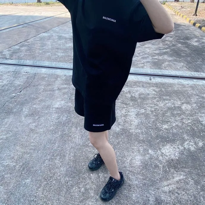 ♻️💯Refer to the model picture for the upper body❤️The top tested version of BALENCIAGA basic embroidered cotton loose shorts for men and women, the same fashion brand shorts. Fabric: Customized fish scale terry cotton fabric 440 grams, super heavy, ready-to-wear washed and soft to the touch. Printing: Japanese Tajima embroidery technology is used, the embroidery is accurate, the printing is meticulous and full, and there is no thread skipping. Accessories: Customized full set of BLCG accessories Color: dark brown, gray, black, white Size: XS-L P:310