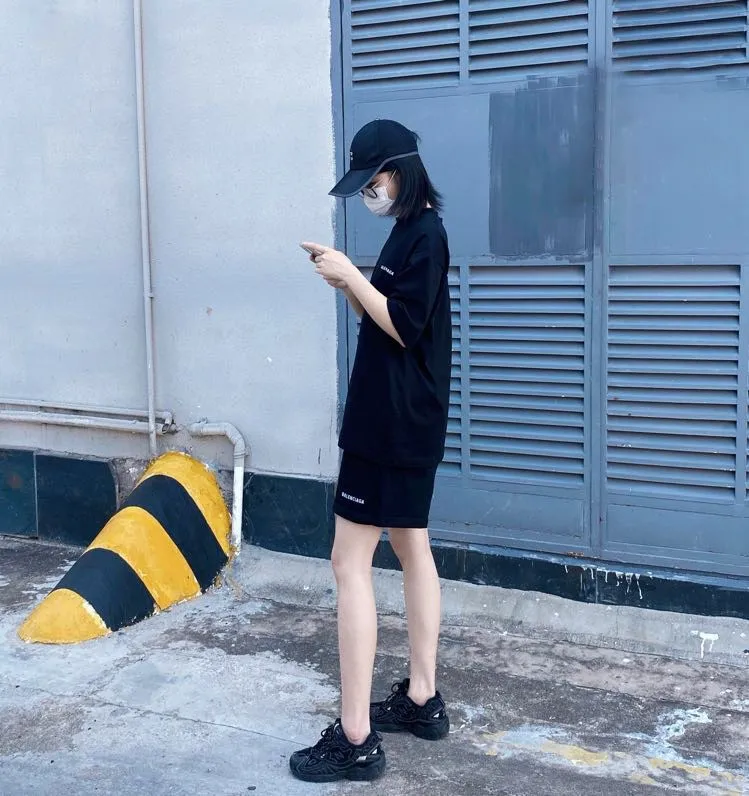 ♻️💯Refer to the model picture for the upper body❤️The top tested version of BALENCIAGA basic embroidered cotton loose shorts for men and women, the same fashion brand shorts. Fabric: Customized fish scale terry cotton fabric 440 grams, super heavy, ready-to-wear washed and soft to the touch. Printing: Japanese Tajima embroidery technology is used, the embroidery is accurate, the printing is meticulous and full, and there is no thread skipping. Accessories: Customized full set of BLCG accessories Color: dark brown, gray, black, white Size: XS-L P:310