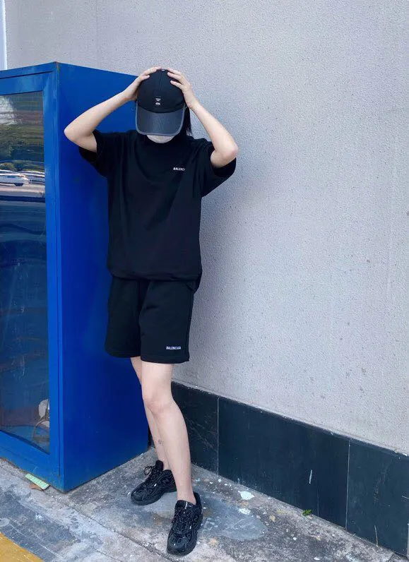 ♻️💯Refer to the model picture for the upper body❤️The top tested version of BALENCIAGA basic embroidered cotton loose shorts for men and women, the same fashion brand shorts. Fabric: Customized fish scale terry cotton fabric 440 grams, super heavy, ready-to-wear washed and soft to the touch. Printing: Japanese Tajima embroidery technology is used, the embroidery is accurate, the printing is meticulous and full, and there is no thread skipping. Accessories: Customized full set of BLCG accessories Color: dark brown, gray, black, white Size: XS-L P:310