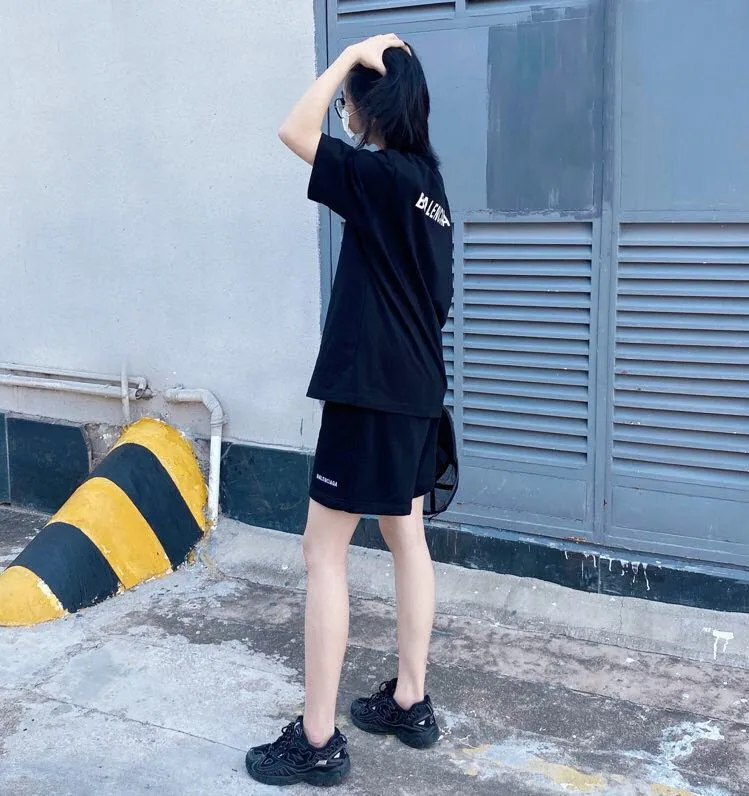 ♻️💯Refer to the model picture for the upper body❤️The top tested version of BALENCIAGA basic embroidered cotton loose shorts for men and women, the same fashion brand shorts. Fabric: Customized fish scale terry cotton fabric 440 grams, super heavy, ready-to-wear washed and soft to the touch. Printing: Japanese Tajima embroidery technology is used, the embroidery is accurate, the printing is meticulous and full, and there is no thread skipping. Accessories: Customized full set of BLCG accessories Color: dark brown, gray, black, white Size: XS-L P:310