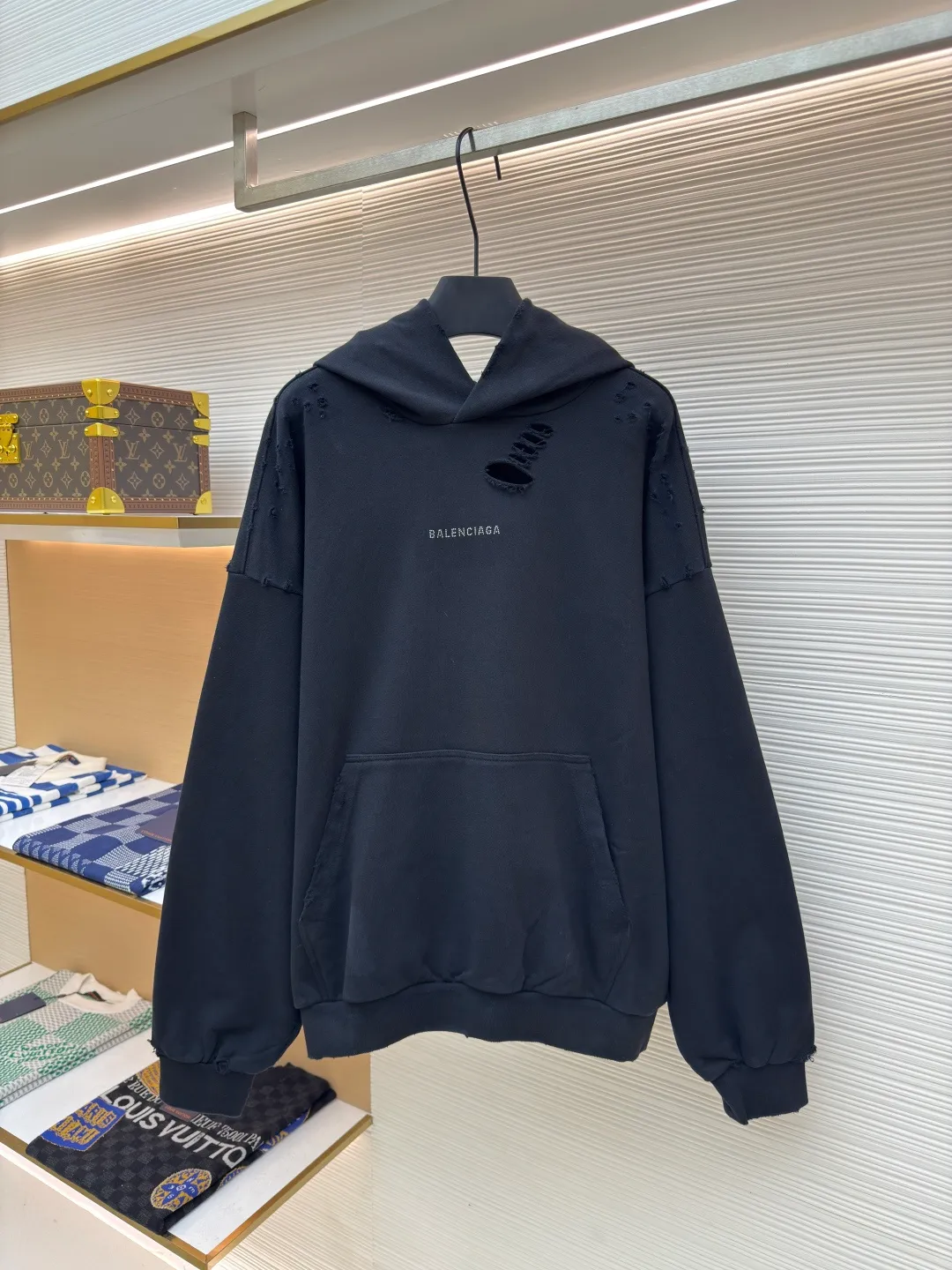 Balenciaga hot diamond hooded ripped sweatshirt ●Authentic product: Purchased and developed for 11500 ●Item number: 1680411-B15 ●Fabric: Brilliant high-count cotton brocade fabric ●Technology: Hot diamond production ●Version: Loose version ●Weight: about 995 grams ●Size: S-M-L-XL ●Description: Customized double-strand nano-washed sweatshirt smart velvet, full texture, comfortable and skin-friendly tone, pure black It sets a versatile tone and is embellished with the Balenciaga hot diamond logo to increase brand recognition. It is perfectly combined with the irregular hole design to create a rebellious retro sense that highlights the unique visual effect. It shines with the chic shine of diamonds and is filled with artistic atmosphere. Clothing is your temperament and your business card. Wear your attitude on your body. High-temperature air press machine is used to press the fabric through high-temperature gas contact with the fabric. Heat energy and pressure are used to press the fabric. It can ensure the uniformity of heat distribution. There are as many as 130 wormholes in the whole body to aggravate the wear process to imitate the traces of natural wear caused by insect gnawing. It presents an irregular shape. All wear is done manually using special tools. The workmanship is cumbersome and complicated. The daily output is low and the unit price of workmanship is expensive. The overall wiring is straight and delicate, the fabric is comfortable and soft, and the color is consistent without color difference. It can be matched with the same style to create a fashionable look and control various occasions. Customized accessories, complete with three standards, same style for men and women!