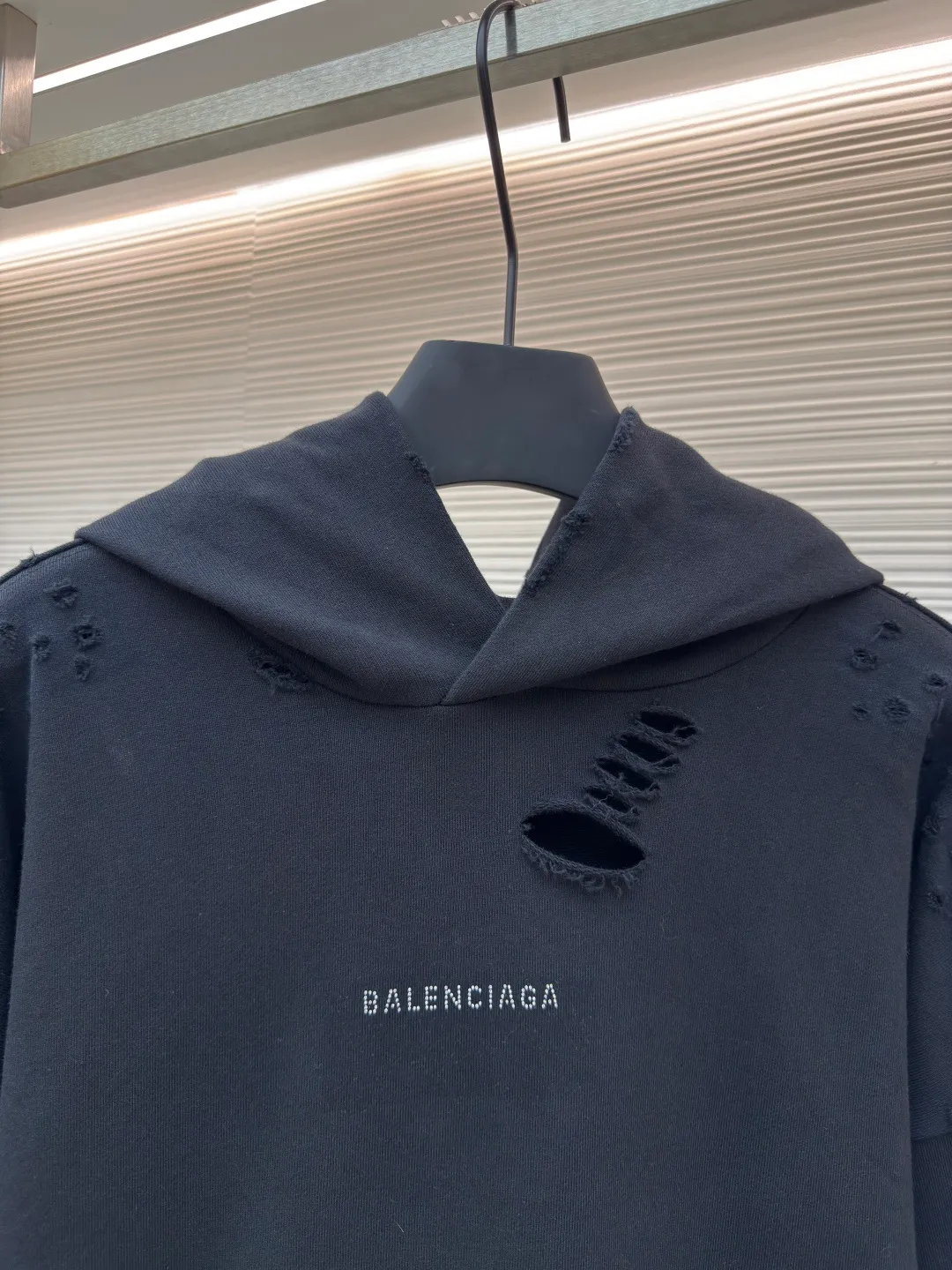 Balenciaga hot diamond hooded ripped sweatshirt ●Authentic product: Purchased and developed for 11500 ●Item number: 1680411-B15 ●Fabric: Brilliant high-count cotton brocade fabric ●Technology: Hot diamond production ●Version: Loose version ●Weight: about 995 grams ●Size: S-M-L-XL ●Description: Customized double-strand nano-washed sweatshirt smart velvet, full texture, comfortable and skin-friendly tone, pure black It sets a versatile tone and is embellished with the Balenciaga hot diamond logo to increase brand recognition. It is perfectly combined with the irregular hole design to create a rebellious retro sense that highlights the unique visual effect. It shines with the chic shine of diamonds and is filled with artistic atmosphere. Clothing is your temperament and your business card. Wear your attitude on your body. High-temperature air press machine is used to press the fabric through high-temperature gas contact with the fabric. Heat energy and pressure are used to press the fabric. It can ensure the uniformity of heat distribution. There are as many as 130 wormholes in the whole body to aggravate the wear process to imitate the traces of natural wear caused by insect gnawing. It presents an irregular shape. All wear is done manually using special tools. The workmanship is cumbersome and complicated. The daily output is low and the unit price of workmanship is expensive. The overall wiring is straight and delicate, the fabric is comfortable and soft, and the color is consistent without color difference. It can be matched with the same style to create a fashionable look and control various occasions. Customized accessories, complete with three standards, same style for men and women!