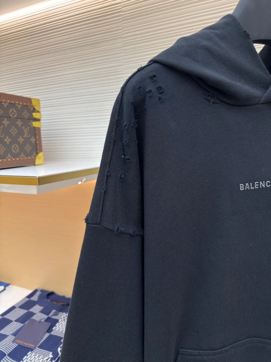 Balenciaga hot diamond hooded ripped sweatshirt ●Authentic product: Purchased and developed for 11500 ●Item number: 1680411-B15 ●Fabric: Brilliant high-count cotton brocade fabric ●Technology: Hot diamond production ●Version: Loose version ●Weight: about 995 grams ●Size: S-M-L-XL ●Description: Customized double-strand nano-washed sweatshirt smart velvet, full texture, comfortable and skin-friendly tone, pure black It sets a versatile tone and is embellished with the Balenciaga hot diamond logo to increase brand recognition. It is perfectly combined with the irregular hole design to create a rebellious retro sense that highlights the unique visual effect. It shines with the chic shine of diamonds and is filled with artistic atmosphere. Clothing is your temperament and your business card. Wear your attitude on your body. High-temperature air press machine is used to press the fabric through high-temperature gas contact with the fabric. Heat energy and pressure are used to press the fabric. It can ensure the uniformity of heat distribution. There are as many as 130 wormholes in the whole body to aggravate the wear process to imitate the traces of natural wear caused by insect gnawing. It presents an irregular shape. All wear is done manually using special tools. The workmanship is cumbersome and complicated. The daily output is low and the unit price of workmanship is expensive. The overall wiring is straight and delicate, the fabric is comfortable and soft, and the color is consistent without color difference. It can be matched with the same style to create a fashionable look and control various occasions. Customized accessories, complete with three standards, same style for men and women!