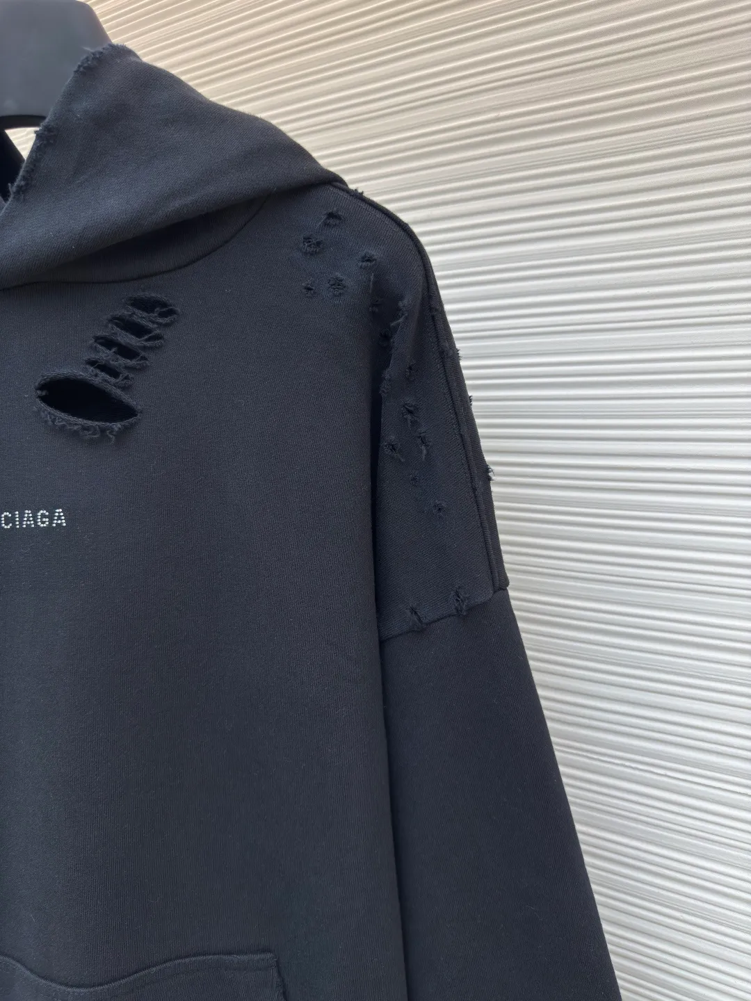 Balenciaga hot diamond hooded ripped sweatshirt ●Authentic product: Purchased and developed for 11500 ●Item number: 1680411-B15 ●Fabric: Brilliant high-count cotton brocade fabric ●Technology: Hot diamond production ●Version: Loose version ●Weight: about 995 grams ●Size: S-M-L-XL ●Description: Customized double-strand nano-washed sweatshirt smart velvet, full texture, comfortable and skin-friendly tone, pure black It sets a versatile tone and is embellished with the Balenciaga hot diamond logo to increase brand recognition. It is perfectly combined with the irregular hole design to create a rebellious retro sense that highlights the unique visual effect. It shines with the chic shine of diamonds and is filled with artistic atmosphere. Clothing is your temperament and your business card. Wear your attitude on your body. High-temperature air press machine is used to press the fabric through high-temperature gas contact with the fabric. Heat energy and pressure are used to press the fabric. It can ensure the uniformity of heat distribution. There are as many as 130 wormholes in the whole body to aggravate the wear process to imitate the traces of natural wear caused by insect gnawing. It presents an irregular shape. All wear is done manually using special tools. The workmanship is cumbersome and complicated. The daily output is low and the unit price of workmanship is expensive. The overall wiring is straight and delicate, the fabric is comfortable and soft, and the color is consistent without color difference. It can be matched with the same style to create a fashionable look and control various occasions. Customized accessories, complete with three standards, same style for men and women!