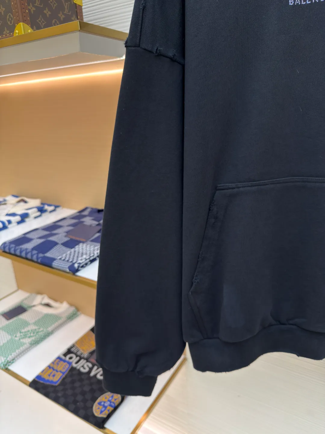 Balenciaga hot diamond hooded ripped sweatshirt ●Authentic product: Purchased and developed for 11500 ●Item number: 1680411-B15 ●Fabric: Brilliant high-count cotton brocade fabric ●Technology: Hot diamond production ●Version: Loose version ●Weight: about 995 grams ●Size: S-M-L-XL ●Description: Customized double-strand nano-washed sweatshirt smart velvet, full texture, comfortable and skin-friendly tone, pure black It sets a versatile tone and is embellished with the Balenciaga hot diamond logo to increase brand recognition. It is perfectly combined with the irregular hole design to create a rebellious retro sense that highlights the unique visual effect. It shines with the chic shine of diamonds and is filled with artistic atmosphere. Clothing is your temperament and your business card. Wear your attitude on your body. High-temperature air press machine is used to press the fabric through high-temperature gas contact with the fabric. Heat energy and pressure are used to press the fabric. It can ensure the uniformity of heat distribution. There are as many as 130 wormholes in the whole body to aggravate the wear process to imitate the traces of natural wear caused by insect gnawing. It presents an irregular shape. All wear is done manually using special tools. The workmanship is cumbersome and complicated. The daily output is low and the unit price of workmanship is expensive. The overall wiring is straight and delicate, the fabric is comfortable and soft, and the color is consistent without color difference. It can be matched with the same style to create a fashionable look and control various occasions. Customized accessories, complete with three standards, same style for men and women!