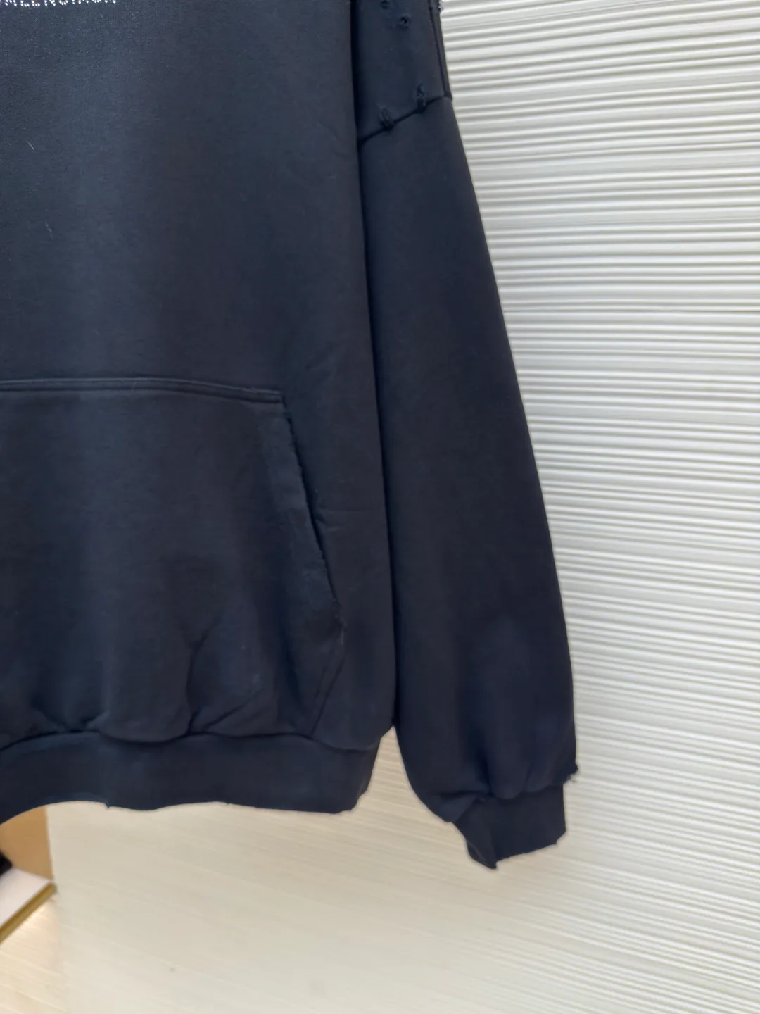 Balenciaga hot diamond hooded ripped sweatshirt ●Authentic product: Purchased and developed for 11500 ●Item number: 1680411-B15 ●Fabric: Brilliant high-count cotton brocade fabric ●Technology: Hot diamond production ●Version: Loose version ●Weight: about 995 grams ●Size: S-M-L-XL ●Description: Customized double-strand nano-washed sweatshirt smart velvet, full texture, comfortable and skin-friendly tone, pure black It sets a versatile tone and is embellished with the Balenciaga hot diamond logo to increase brand recognition. It is perfectly combined with the irregular hole design to create a rebellious retro sense that highlights the unique visual effect. It shines with the chic shine of diamonds and is filled with artistic atmosphere. Clothing is your temperament and your business card. Wear your attitude on your body. High-temperature air press machine is used to press the fabric through high-temperature gas contact with the fabric. Heat energy and pressure are used to press the fabric. It can ensure the uniformity of heat distribution. There are as many as 130 wormholes in the whole body to aggravate the wear process to imitate the traces of natural wear caused by insect gnawing. It presents an irregular shape. All wear is done manually using special tools. The workmanship is cumbersome and complicated. The daily output is low and the unit price of workmanship is expensive. The overall wiring is straight and delicate, the fabric is comfortable and soft, and the color is consistent without color difference. It can be matched with the same style to create a fashionable look and control various occasions. Customized accessories, complete with three standards, same style for men and women!