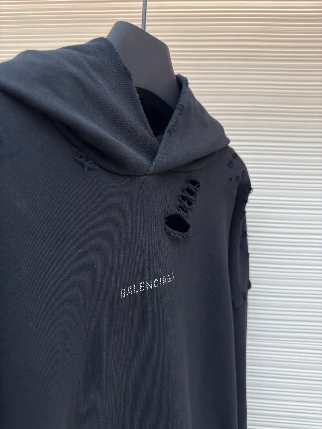 Balenciaga hot diamond hooded ripped sweatshirt ●Authentic product: Purchased and developed for 11500 ●Item number: 1680411-B15 ●Fabric: Brilliant high-count cotton brocade fabric ●Technology: Hot diamond production ●Version: Loose version ●Weight: about 995 grams ●Size: S-M-L-XL ●Description: Customized double-strand nano-washed sweatshirt smart velvet, full texture, comfortable and skin-friendly tone, pure black It sets a versatile tone and is embellished with the Balenciaga hot diamond logo to increase brand recognition. It is perfectly combined with the irregular hole design to create a rebellious retro sense that highlights the unique visual effect. It shines with the chic shine of diamonds and is filled with artistic atmosphere. Clothing is your temperament and your business card. Wear your attitude on your body. High-temperature air press machine is used to press the fabric through high-temperature gas contact with the fabric. Heat energy and pressure are used to press the fabric. It can ensure the uniformity of heat distribution. There are as many as 130 wormholes in the whole body to aggravate the wear process to imitate the traces of natural wear caused by insect gnawing. It presents an irregular shape. All wear is done manually using special tools. The workmanship is cumbersome and complicated. The daily output is low and the unit price of workmanship is expensive. The overall wiring is straight and delicate, the fabric is comfortable and soft, and the color is consistent without color difference. It can be matched with the same style to create a fashionable look and control various occasions. Customized accessories, complete with three standards, same style for men and women!
