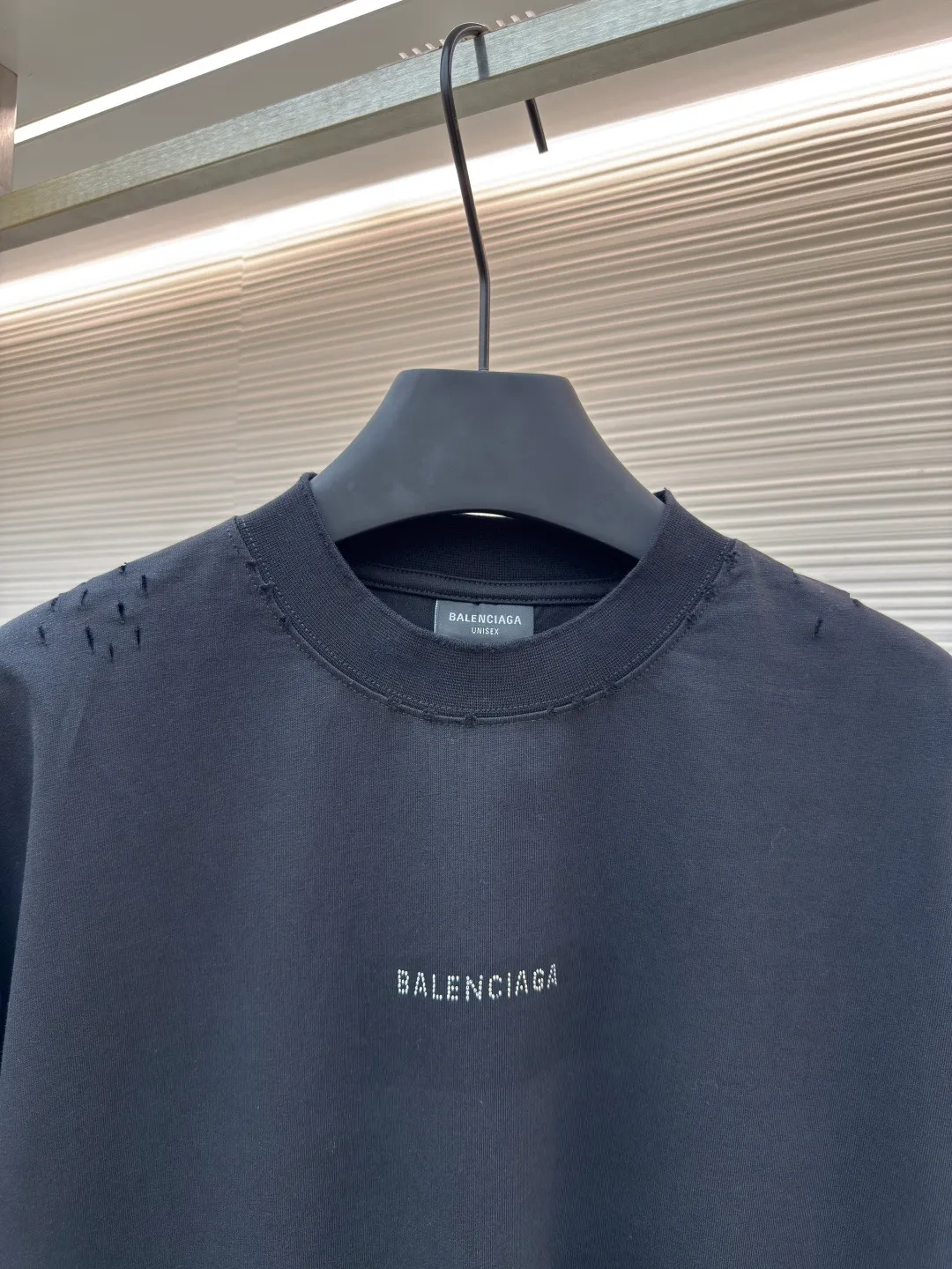 Balenciaga back hot-drilled short sleeves ●Authentic product: 7200 purchase and development ●Item number: 1680370-A10 ●Fabric: bright high-count cotton brocade fabric ●Technology: hot-drilled production ●Version: loose version ●Weight: about 345 grams ●Size: XS-S-M-L ●Description: Customized bright high-count cotton brocade and matching 1*1 320g cross rib Soft touch Comfortable and close to the skin, the jewelry is embellished with the Balenciaga back hot diamond logo. It is combined with frayed and sanded hair to sublimate different light, which can show different attractive beauties. The unique shine of shining diamonds is filled with artistic atmosphere. Use a high-temperature air press machine to press the fabric through high-temperature gas contact with the fabric. Use heat energy and pressure to press the fabric. This can ensure the uniformity of heat distribution. Positioning and manual grinding are used to perform local friction and wear on the fabric. The surface of the fabric will form a natural damage and tear effect and a layer of short and dense fluff. It is time-consuming and labor-intensive, and the daily output is low. The overall wiring is straight and delicate, the fabric is comfortable and soft, and the color is consistent without color difference. It can be matched with the same style to create a fashionable look and control various occasions. Customized accessories, complete with three standards, same style for men and women!