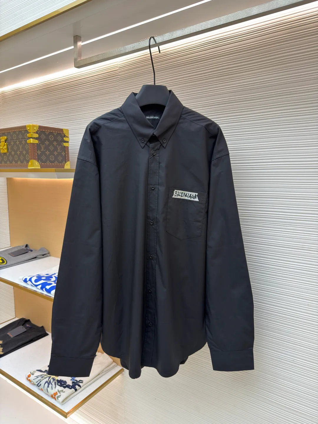 Balenciaga letter print shirt ●Original version: purchased and developed for 10500 ●Item number: 1682265-A75 ●Fabric: mercerized dense poplin fabric ●Technology: water-based touch printing production ●Color: black ●Version: loose version ●Weight: about 325 grams ●Size: 46-48-50-52 ●Description: Customized mercerized dense poplin, full of luster, comfortable and close to the skin, matched with classic black and white tones, intertwined Complementing each other, the chest and back are printed with masking tape Shibaki's works. The irregular lines and unique patterns are like fragments of inspiration from the artist's random drinking. It is also a concrete expression of the brand's soul, encountering artistic poetry in every inch. Water-based tactile printing is made by mixing pigments with various additives such as water-based resins to make a glue with a certain viscosity and rheology. The glue is printed on the surface of the clothing fabric using a screen printing plate. After being baked at high temperature, the water in the glue evaporates, and the resin forms a continuous film on the surface of the fabric, thereby achieving a pattern that is smooth, neat, and tidy using the side-turning buried clamping stitching process. The overall wiring is straight and delicate, the fabric is comfortable and soft, and the color is consistent without color difference. It can be matched with the same style to create a fashionable look, and can be used in various occasions. Customized accessories, complete with three standards, the same style for men and women.