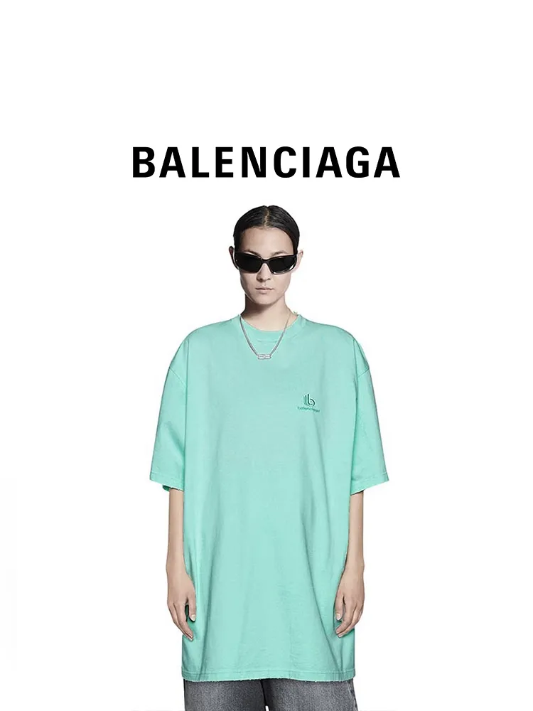 ♻️💯Upper body reference model picture❤️The top tested version BALENCIAGA large LOGO basic letters on the back pure cotton loose loose male and female couples the same fashion brand high-end embroidered pure cotton short-sleeved T-shirt. The god of simplicity in Paris, a volume sought after by many stars. Lisa’s favorite basic short-sleeved Paris style, which has a very high appearance rate. Wear alone, paired with jeans, shorts, and sweatpants, it's a versatile style. Xiaohongshu, a hot item on INS, a must-have for Paris fans.  Using Tajima embroidery technology imported from Japan, the printing looks very three-dimensional and full, with no threads. Regardless of the size, the front and back letters can be expressed perfectly! The fabric is made of 32S 260g combed cotton fabric, which is full of drape!  A complete set of customized tags, collar tags, washed, plastic bags, and most importantly, a complete set of bags, tag codes, and codes are all authentic.  Color: Mint Green Size: XS-L