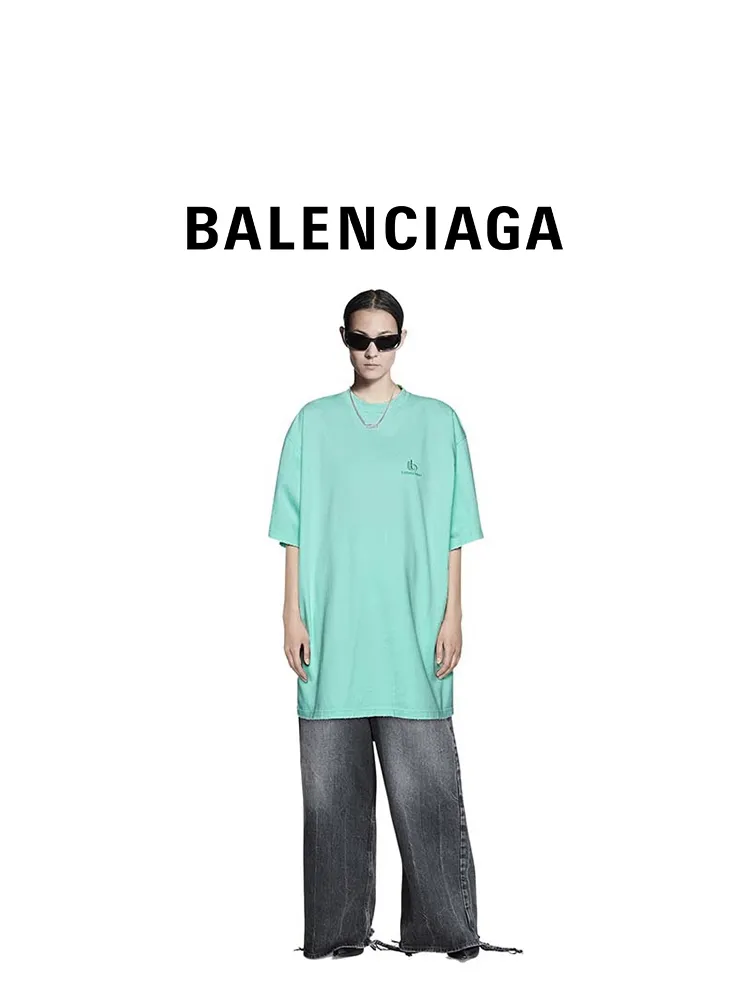 ♻️💯Upper body reference model picture❤️The top tested version BALENCIAGA large LOGO basic letters on the back pure cotton loose loose male and female couples the same fashion brand high-end embroidered pure cotton short-sleeved T-shirt. The god of simplicity in Paris, a volume sought after by many stars. Lisa’s favorite basic short-sleeved Paris style, which has a very high appearance rate. Wear alone, paired with jeans, shorts, and sweatpants, it's a versatile style. Xiaohongshu, a hot item on INS, a must-have for Paris fans.  Using Tajima embroidery technology imported from Japan, the printing looks very three-dimensional and full, with no threads. Regardless of the size, the front and back letters can be expressed perfectly! The fabric is made of 32S 260g combed cotton fabric, which is full of drape!  A complete set of customized tags, collar tags, washed, plastic bags, and most importantly, a complete set of bags, tag codes, and codes are all authentic.  Color: Mint Green Size: XS-L