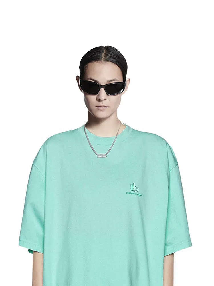 ♻️💯Upper body reference model picture❤️The top tested version BALENCIAGA large LOGO basic letters on the back pure cotton loose loose male and female couples the same fashion brand high-end embroidered pure cotton short-sleeved T-shirt. The god of simplicity in Paris, a volume sought after by many stars. Lisa’s favorite basic short-sleeved Paris style, which has a very high appearance rate. Wear alone, paired with jeans, shorts, and sweatpants, it's a versatile style. Xiaohongshu, a hot item on INS, a must-have for Paris fans.  Using Tajima embroidery technology imported from Japan, the printing looks very three-dimensional and full, with no threads. Regardless of the size, the front and back letters can be expressed perfectly! The fabric is made of 32S 260g combed cotton fabric, which is full of drape!  A complete set of customized tags, collar tags, washed, plastic bags, and most importantly, a complete set of bags, tag codes, and codes are all authentic.  Color: Mint Green Size: XS-L