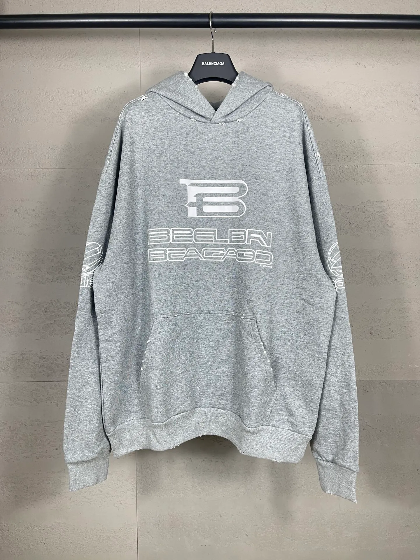 🅿️320 real photos [Top version. Official website quality] BALENCI*GA/Paris AI GENERATED HOODIE series new hooded sweatshirt #2024 new style. The front, back, left and right sleeves are printed with the new LOGO, and the ready-made garments are washed and worn. According to the normal practice in Jubie market, black and gray cuff printing are different. #2024 Spring and Summer Brick Cabinet Synchronization Welcome to compare. The fabric is made of Paris ZP custom-woven and dyed cotton double yarn, with a weight of 460 grams. The cloth surface is clean. The cloth pattern is clear, soft and comfortable. The threads are dyed with no color difference. The classic letter LOGO is printed with imported environmentally friendly glue. The letters are clear and the effect is three-dimensional. Restore the brick cabinet, adopt the OS loose shoulder style. Same style for men and women. Code: BL238917 Color: black, floral gray Size: XS S M L
