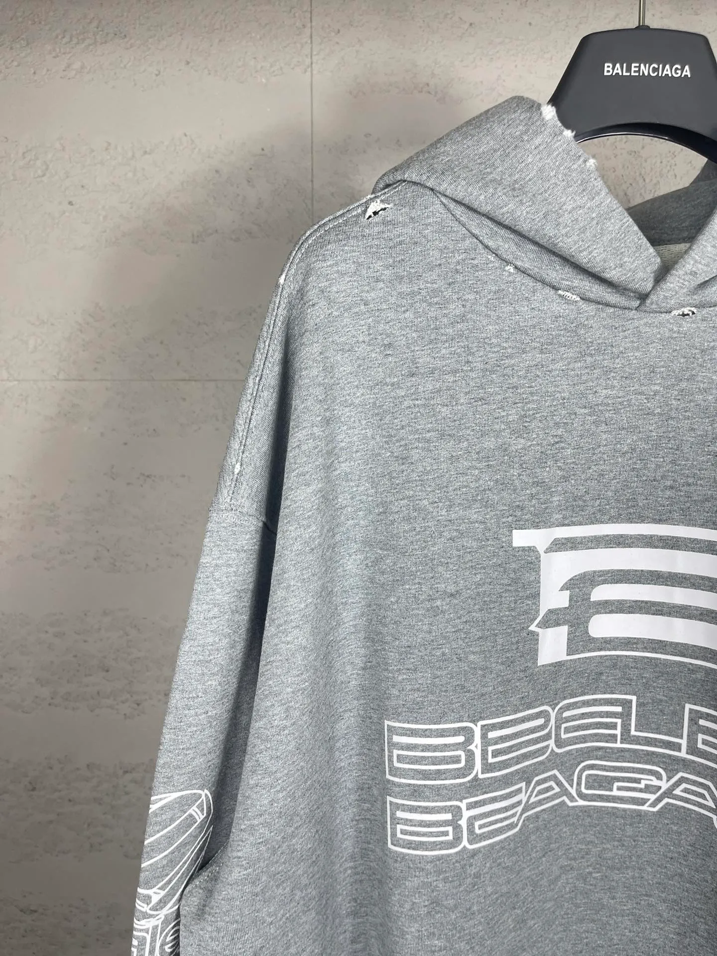 🅿️320 real photos [Top version. Official website quality] BALENCI*GA/Paris AI GENERATED HOODIE series new hooded sweatshirt #2024 new style. The front, back, left and right sleeves are printed with the new LOGO, and the ready-made garments are washed and worn. According to the normal practice in Jubie market, black and gray cuff printing are different. #2024 Spring and Summer Brick Cabinet Synchronization Welcome to compare. The fabric is made of Paris ZP custom-woven and dyed cotton double yarn, with a weight of 460 grams. The cloth surface is clean. The cloth pattern is clear, soft and comfortable. The threads are dyed with no color difference. The classic letter LOGO is printed with imported environmentally friendly glue. The letters are clear and the effect is three-dimensional. Restore the brick cabinet, adopt the OS loose shoulder style. Same style for men and women. Code: BL238917 Color: black, floral gray Size: XS S M L