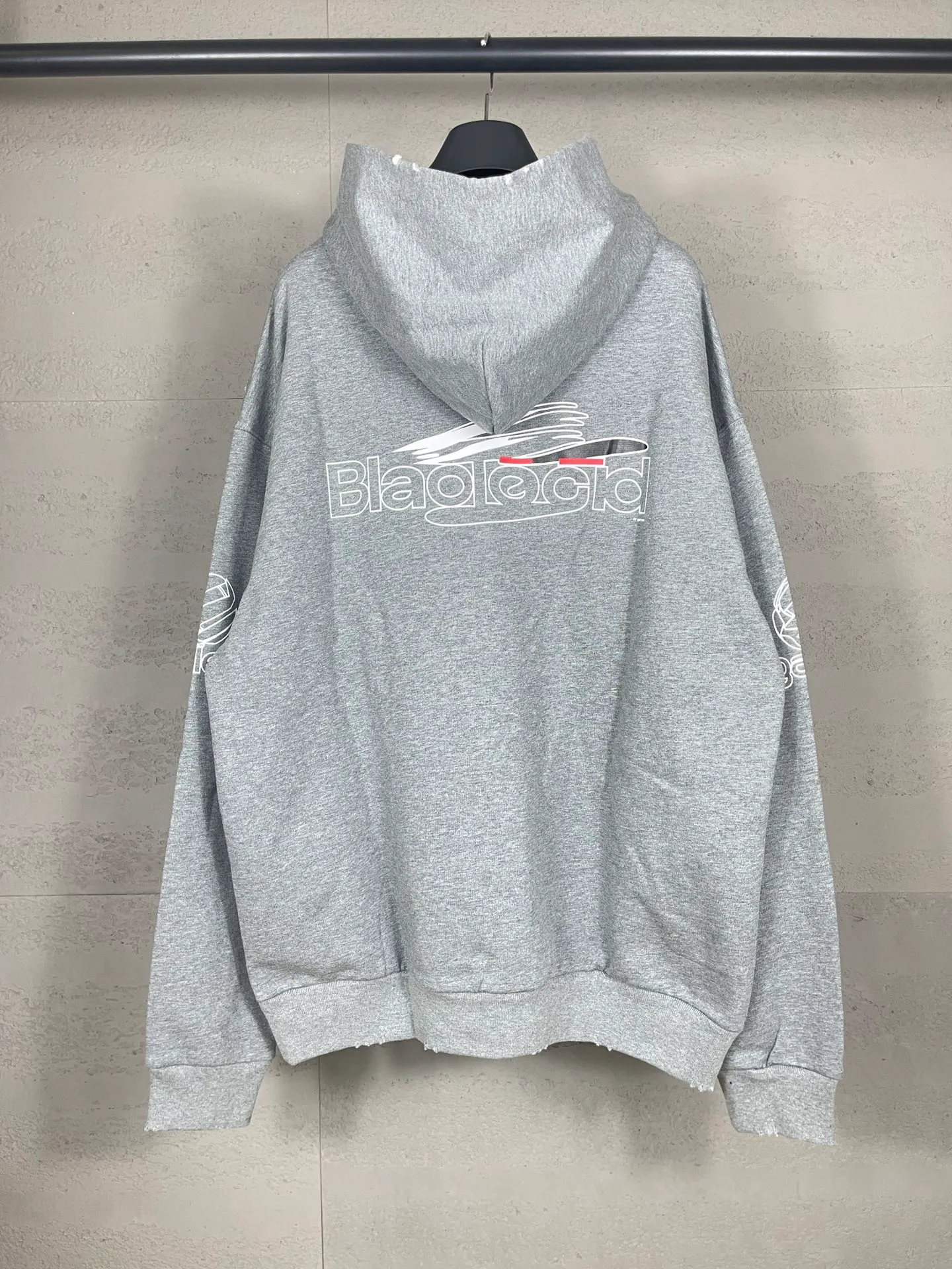 🅿️320 real photos [Top version. Official website quality] BALENCI*GA/Paris AI GENERATED HOODIE series new hooded sweatshirt #2024 new style. The front, back, left and right sleeves are printed with the new LOGO, and the ready-made garments are washed and worn. According to the normal practice in Jubie market, black and gray cuff printing are different. #2024 Spring and Summer Brick Cabinet Synchronization Welcome to compare. The fabric is made of Paris ZP custom-woven and dyed cotton double yarn, with a weight of 460 grams. The cloth surface is clean. The cloth pattern is clear, soft and comfortable. The threads are dyed with no color difference. The classic letter LOGO is printed with imported environmentally friendly glue. The letters are clear and the effect is three-dimensional. Restore the brick cabinet, adopt the OS loose shoulder style. Same style for men and women. Code: BL238917 Color: black, floral gray Size: XS S M L