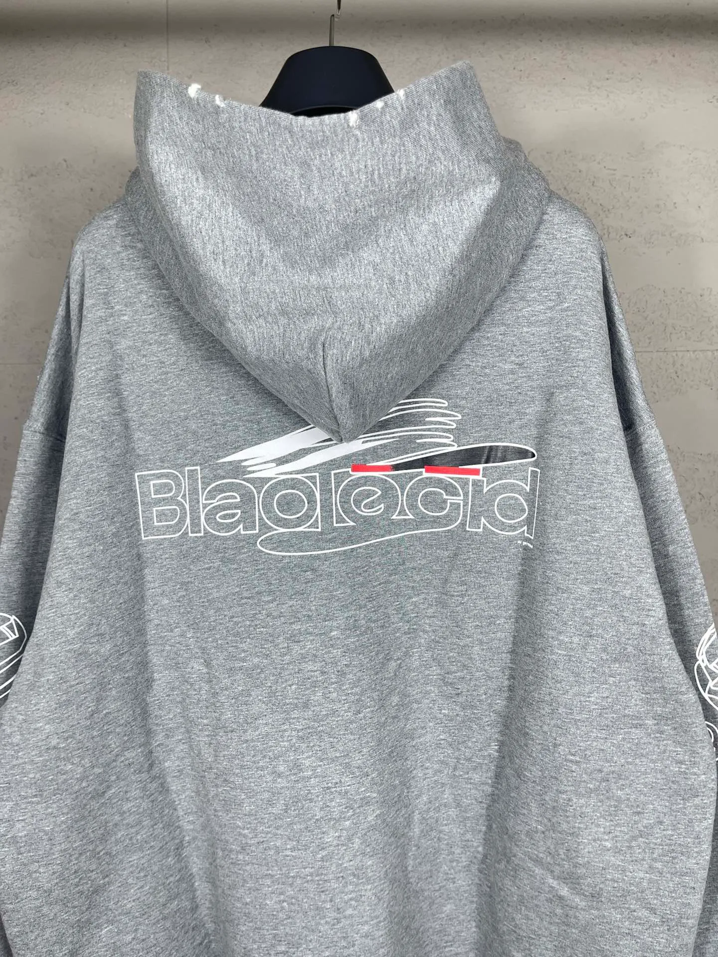 🅿️320 real photos [Top version. Official website quality] BALENCI*GA/Paris AI GENERATED HOODIE series new hooded sweatshirt #2024 new style. The front, back, left and right sleeves are printed with the new LOGO, and the ready-made garments are washed and worn. According to the normal practice in Jubie market, black and gray cuff printing are different. #2024 Spring and Summer Brick Cabinet Synchronization Welcome to compare. The fabric is made of Paris ZP custom-woven and dyed cotton double yarn, with a weight of 460 grams. The cloth surface is clean. The cloth pattern is clear, soft and comfortable. The threads are dyed with no color difference. The classic letter LOGO is printed with imported environmentally friendly glue. The letters are clear and the effect is three-dimensional. Restore the brick cabinet, adopt the OS loose shoulder style. Same style for men and women. Code: BL238917 Color: black, floral gray Size: XS S M L