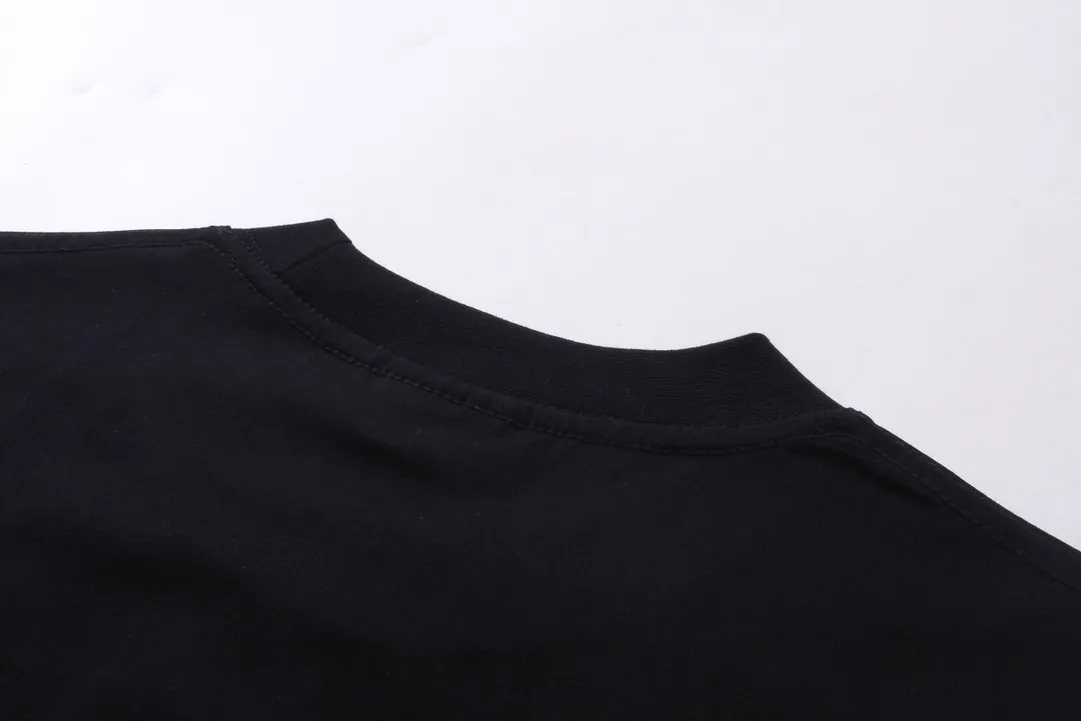 🅿️186 real shots [Top version. Official website quality] BALENCI*GA/Paris. SS24 new Balenciaga Vogue co-branded series. Front and rear LOGO direct-printed short-sleeved T-shirt. Brick cabinet synchronization. Genuine product developed at the first time, happy to print and compare! The fabric is made of Paris ZP custom-woven and dyed cotton double yarn. Weighing 260 grams, the cloth surface is clean. The cloth pattern is clear, soft and comfortable. The threads are dyed with no color difference. The printing is made of environmentally friendly imported materials with direct inkjet printing. The pattern letters are clear and the effect is three-dimensional. The version adopts OS loose shoulder style. Same style for men and women. Code: BL223399 Color: black, red, off-white Size: XS S M L