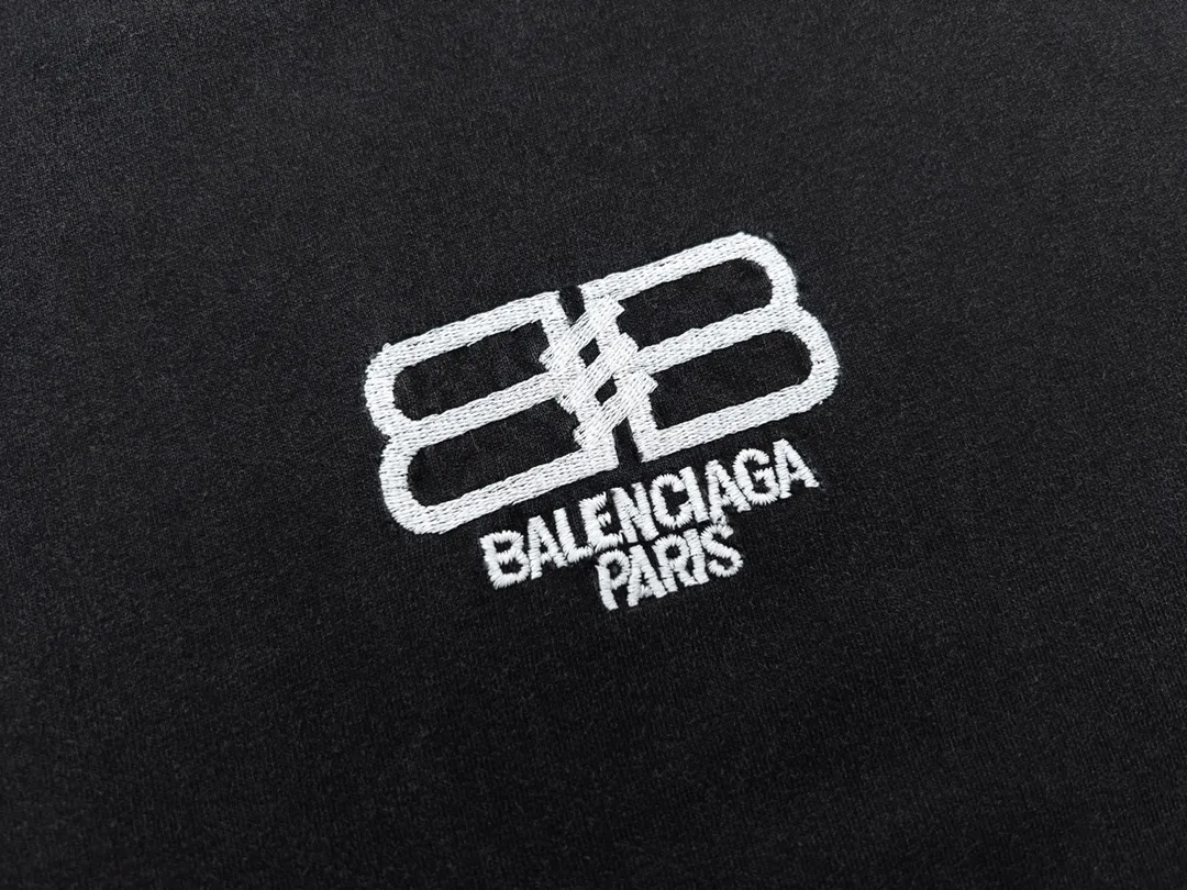 🅿️174 Detailed picture [Top version. Official website quality] BALENCI*GA/Paris. BB embroidered washed distressed short-sleeved T-shirt. Brick cabinet synchronization. The fabric is made of Paris ZP custom-woven and dyed cotton double yarn compact cotton. The weight is 260 grams, the cloth surface is clean. The cloth pattern is clear, soft and comfortable. The threads are dyed with no color difference. The classic patterns are embroidered using imported embroidery machines. The effect is three-dimensional. Restored brick cabinets. Ready-made garments washed and distressed. Different market currency. Welcome to compare. The version adopts OS loose shoulder version. Same style for men and women. Code: BL223035 Color: Washed Black Size: XS to L
