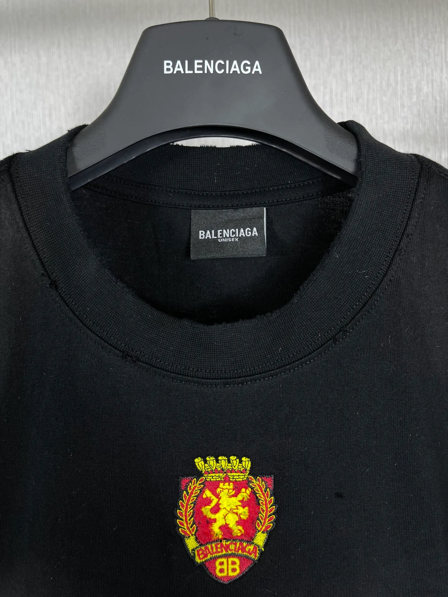 🅿️280 real photos [Top version. Official website quality] BALENCI*GA/Paris co-branded Manchester United. 23 latest models. Washed. Distressed. Worn. Inkjet painting. Short-sleeved T-shirt #Embroidered badge heavily tattered. Top-notch version. Welcome to compare. The fabric is made of Paris ZP custom-woven and dyed cotton double yarn. Weighing 260 grams, the cloth surface is clean. The cloth pattern is clear, soft and comfortable. The threads are dyed with no color difference. The front pattern embroidery is made with imported machine embroidery. The color of the chapter mark is the same. The embroidery and border are embroidered. The chapter mark is worn and distressed to match the brick cabinet. Ready-made clothes are washed and distressed. Painted with graffiti. The entire piece of clothing is restored with overweight craftsmanship. Jubie market produces pictures based on pictures. Welcome to compare. The version adopts OS loose shoulder design. Same style for men and women. Code: BL223102 Color: black, beige. Size: XS to L