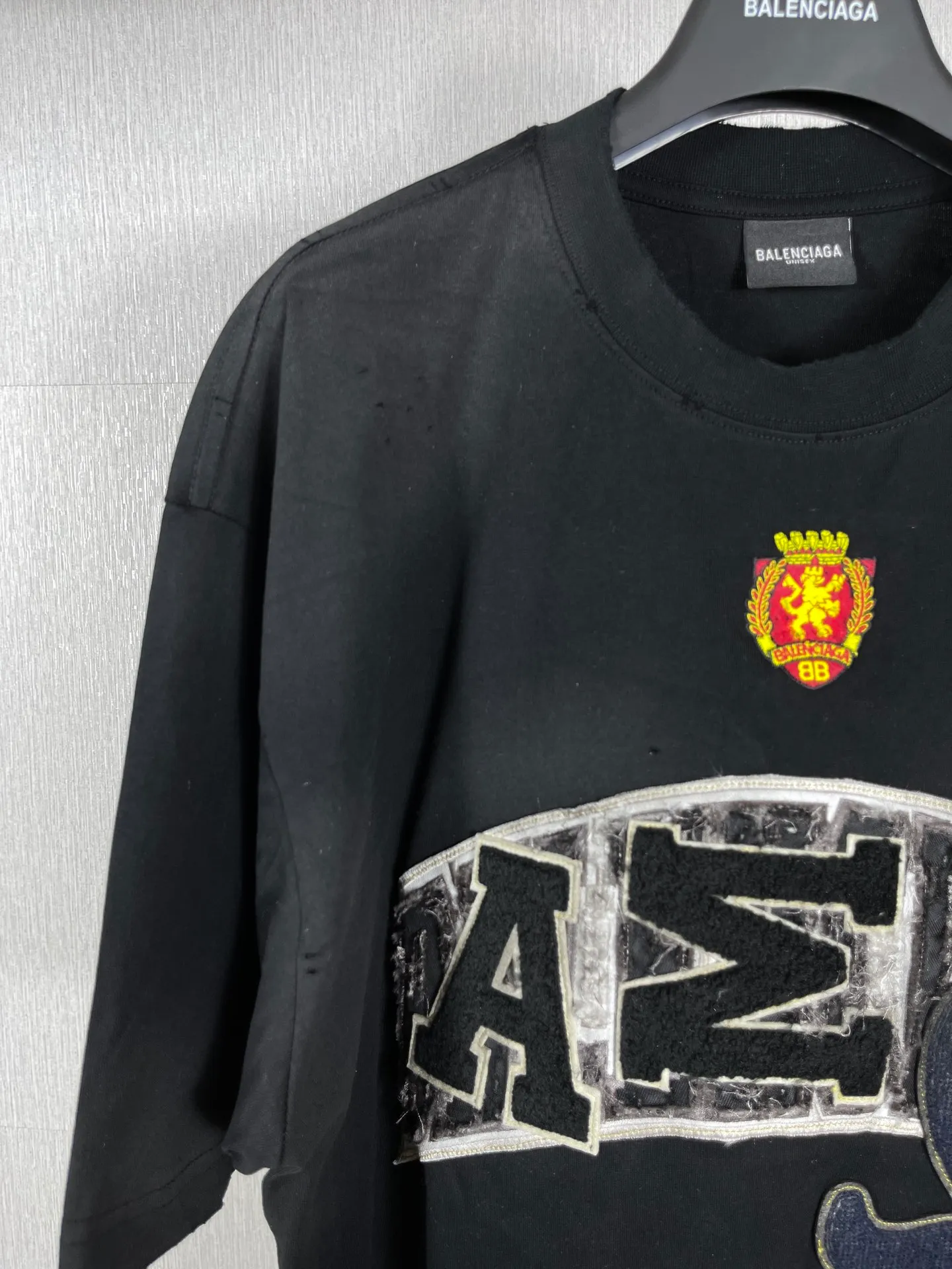 🅿️280 real photos [Top version. Official website quality] BALENCI*GA/Paris co-branded Manchester United. 23 latest models. Washed. Distressed. Worn. Inkjet painting. Short-sleeved T-shirt #Embroidered badge heavily tattered. Top-notch version. Welcome to compare. The fabric is made of Paris ZP custom-woven and dyed cotton double yarn. Weighing 260 grams, the cloth surface is clean. The cloth pattern is clear, soft and comfortable. The threads are dyed with no color difference. The front pattern embroidery is made with imported machine embroidery. The color of the chapter mark is the same. The embroidery and border are embroidered. The chapter mark is worn and distressed to match the brick cabinet. Ready-made clothes are washed and distressed. Painted with graffiti. The entire piece of clothing is restored with overweight craftsmanship. Jubie market produces pictures based on pictures. Welcome to compare. The version adopts OS loose shoulder design. Same style for men and women. Code: BL223102 Color: black, beige. Size: XS to L