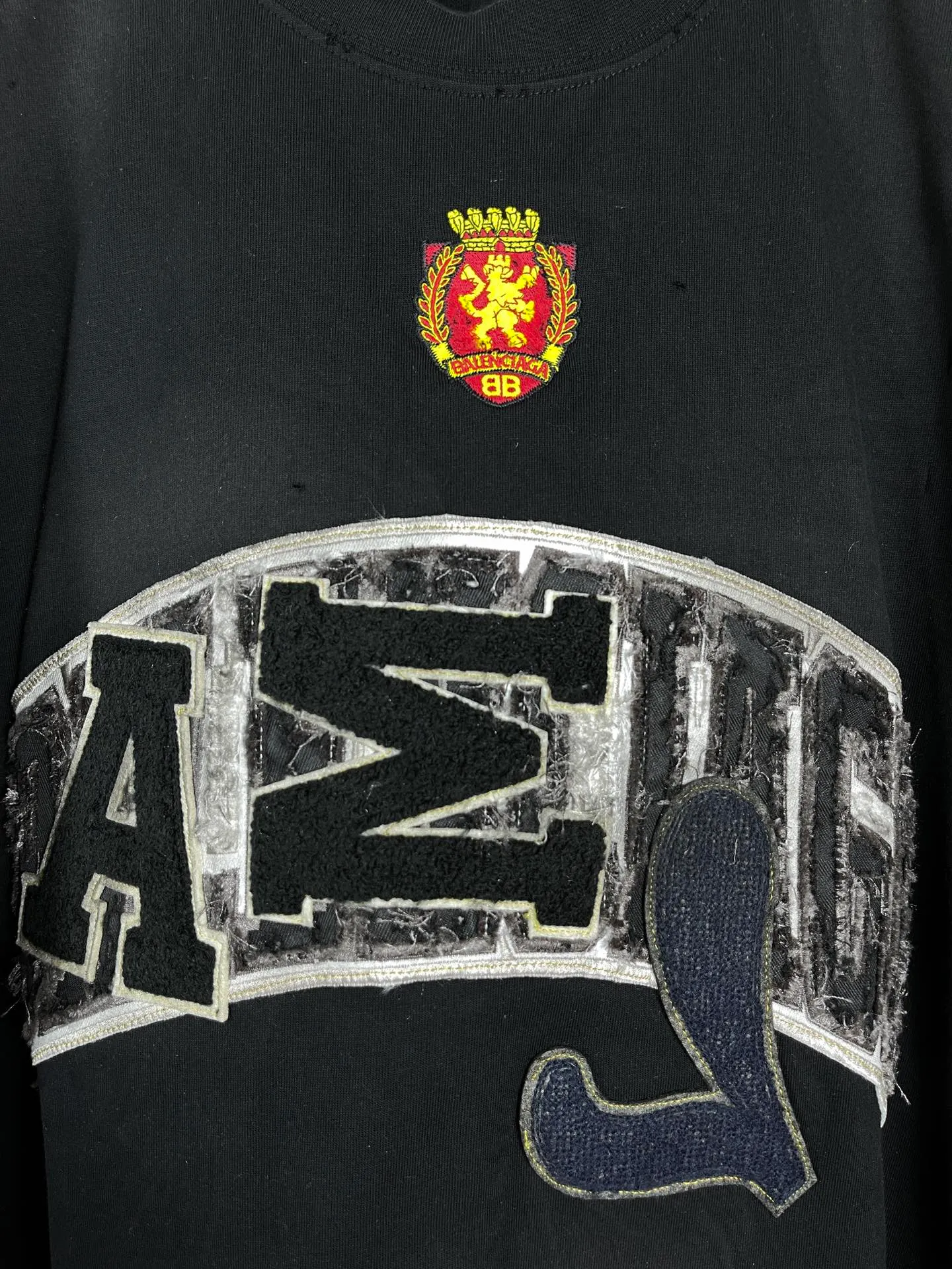 🅿️280 real photos [Top version. Official website quality] BALENCI*GA/Paris co-branded Manchester United. 23 latest models. Washed. Distressed. Worn. Inkjet painting. Short-sleeved T-shirt #Embroidered badge heavily tattered. Top-notch version. Welcome to compare. The fabric is made of Paris ZP custom-woven and dyed cotton double yarn. Weighing 260 grams, the cloth surface is clean. The cloth pattern is clear, soft and comfortable. The threads are dyed with no color difference. The front pattern embroidery is made with imported machine embroidery. The color of the chapter mark is the same. The embroidery and border are embroidered. The chapter mark is worn and distressed to match the brick cabinet. Ready-made clothes are washed and distressed. Painted with graffiti. The entire piece of clothing is restored with overweight craftsmanship. Jubie market produces pictures based on pictures. Welcome to compare. The version adopts OS loose shoulder design. Same style for men and women. Code: BL223102 Color: black, beige. Size: XS to L