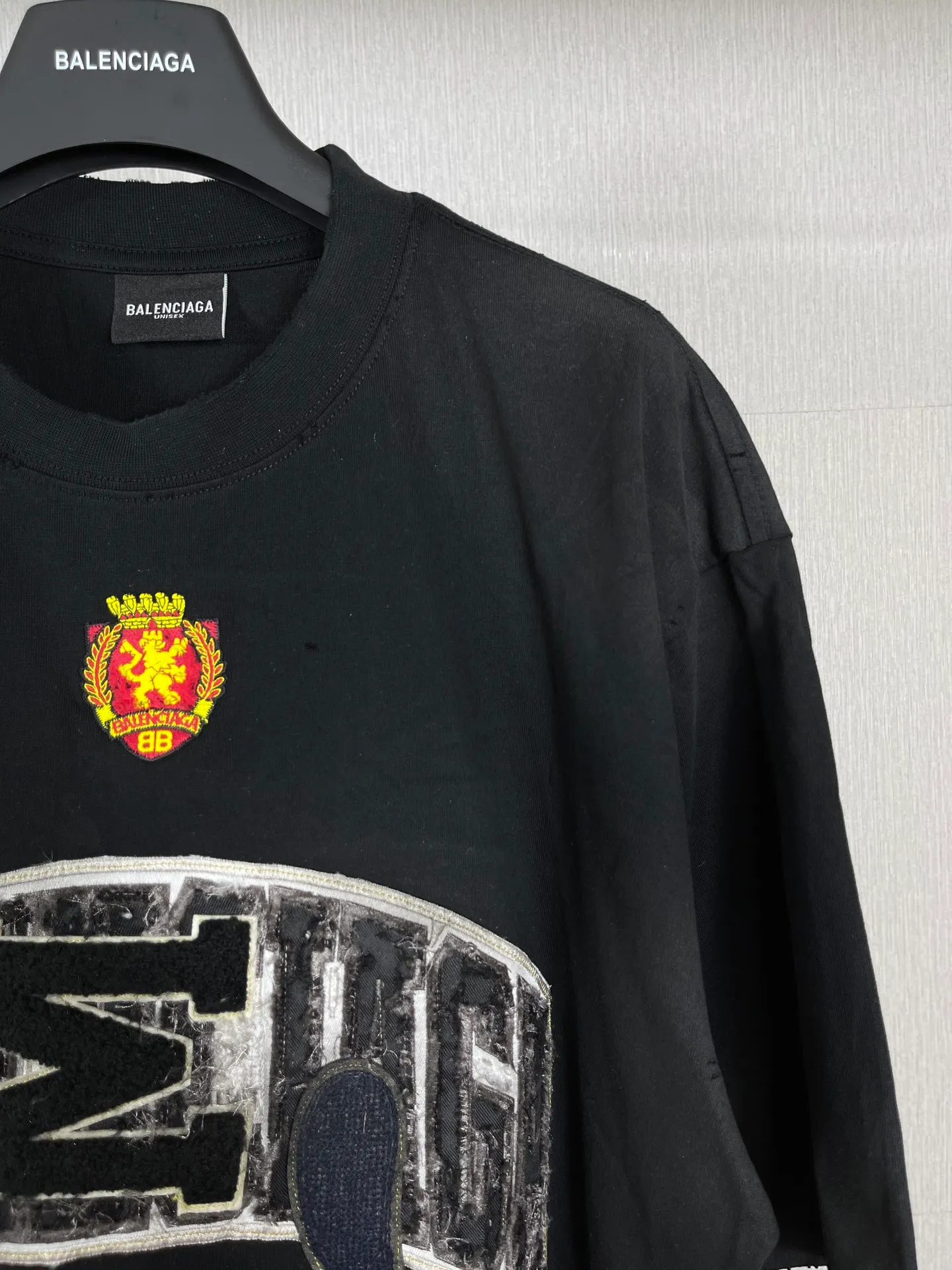 🅿️280 real photos [Top version. Official website quality] BALENCI*GA/Paris co-branded Manchester United. 23 latest models. Washed. Distressed. Worn. Inkjet painting. Short-sleeved T-shirt #Embroidered badge heavily tattered. Top-notch version. Welcome to compare. The fabric is made of Paris ZP custom-woven and dyed cotton double yarn. Weighing 260 grams, the cloth surface is clean. The cloth pattern is clear, soft and comfortable. The threads are dyed with no color difference. The front pattern embroidery is made with imported machine embroidery. The color of the chapter mark is the same. The embroidery and border are embroidered. The chapter mark is worn and distressed to match the brick cabinet. Ready-made clothes are washed and distressed. Painted with graffiti. The entire piece of clothing is restored with overweight craftsmanship. Jubie market produces pictures based on pictures. Welcome to compare. The version adopts OS loose shoulder design. Same style for men and women. Code: BL223102 Color: black, beige. Size: XS to L