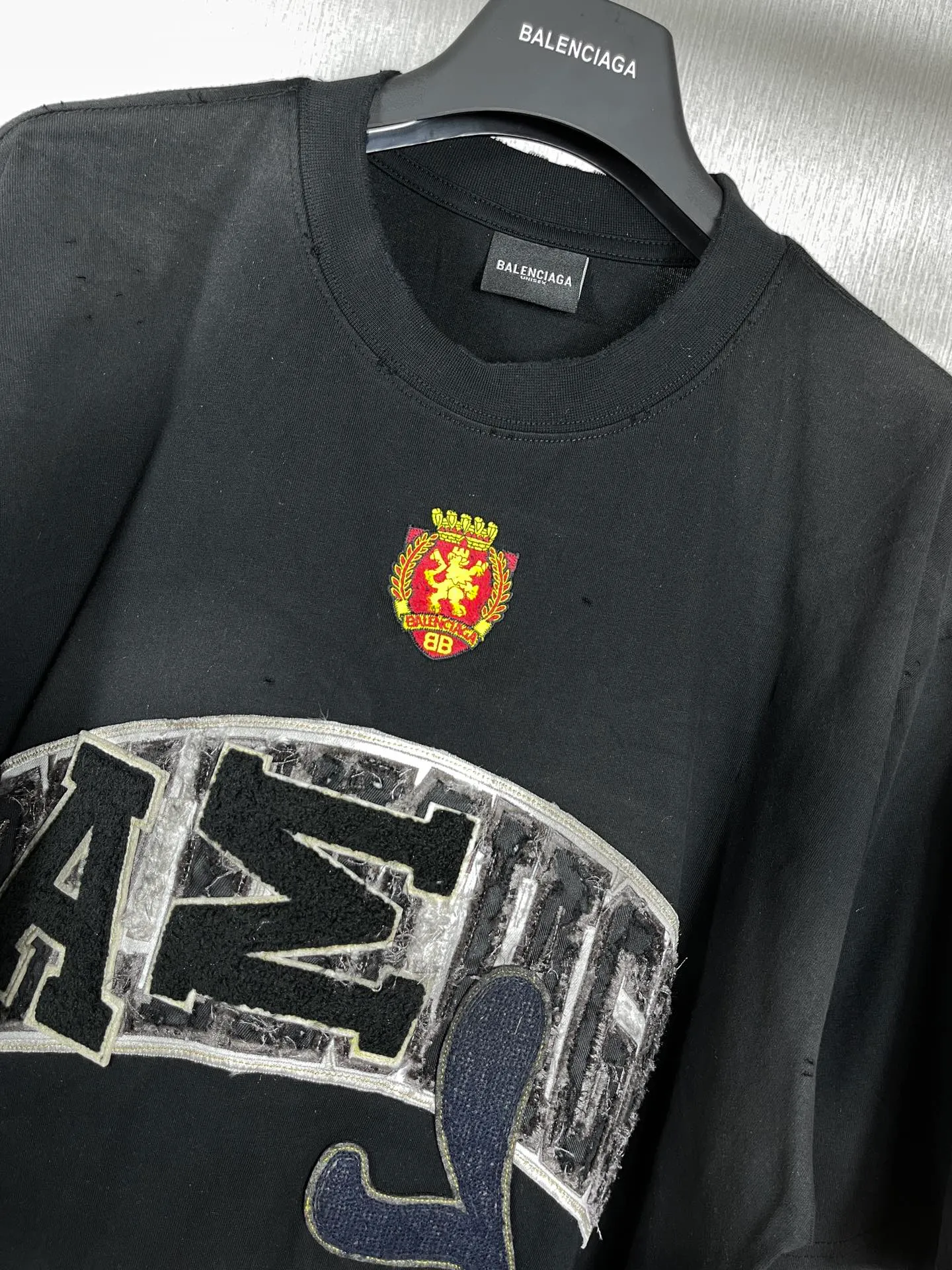 🅿️280 real photos [Top version. Official website quality] BALENCI*GA/Paris co-branded Manchester United. 23 latest models. Washed. Distressed. Worn. Inkjet painting. Short-sleeved T-shirt #Embroidered badge heavily tattered. Top-notch version. Welcome to compare. The fabric is made of Paris ZP custom-woven and dyed cotton double yarn. Weighing 260 grams, the cloth surface is clean. The cloth pattern is clear, soft and comfortable. The threads are dyed with no color difference. The front pattern embroidery is made with imported machine embroidery. The color of the chapter mark is the same. The embroidery and border are embroidered. The chapter mark is worn and distressed to match the brick cabinet. Ready-made clothes are washed and distressed. Painted with graffiti. The entire piece of clothing is restored with overweight craftsmanship. Jubie market produces pictures based on pictures. Welcome to compare. The version adopts OS loose shoulder design. Same style for men and women. Code: BL223102 Color: black, beige. Size: XS to L