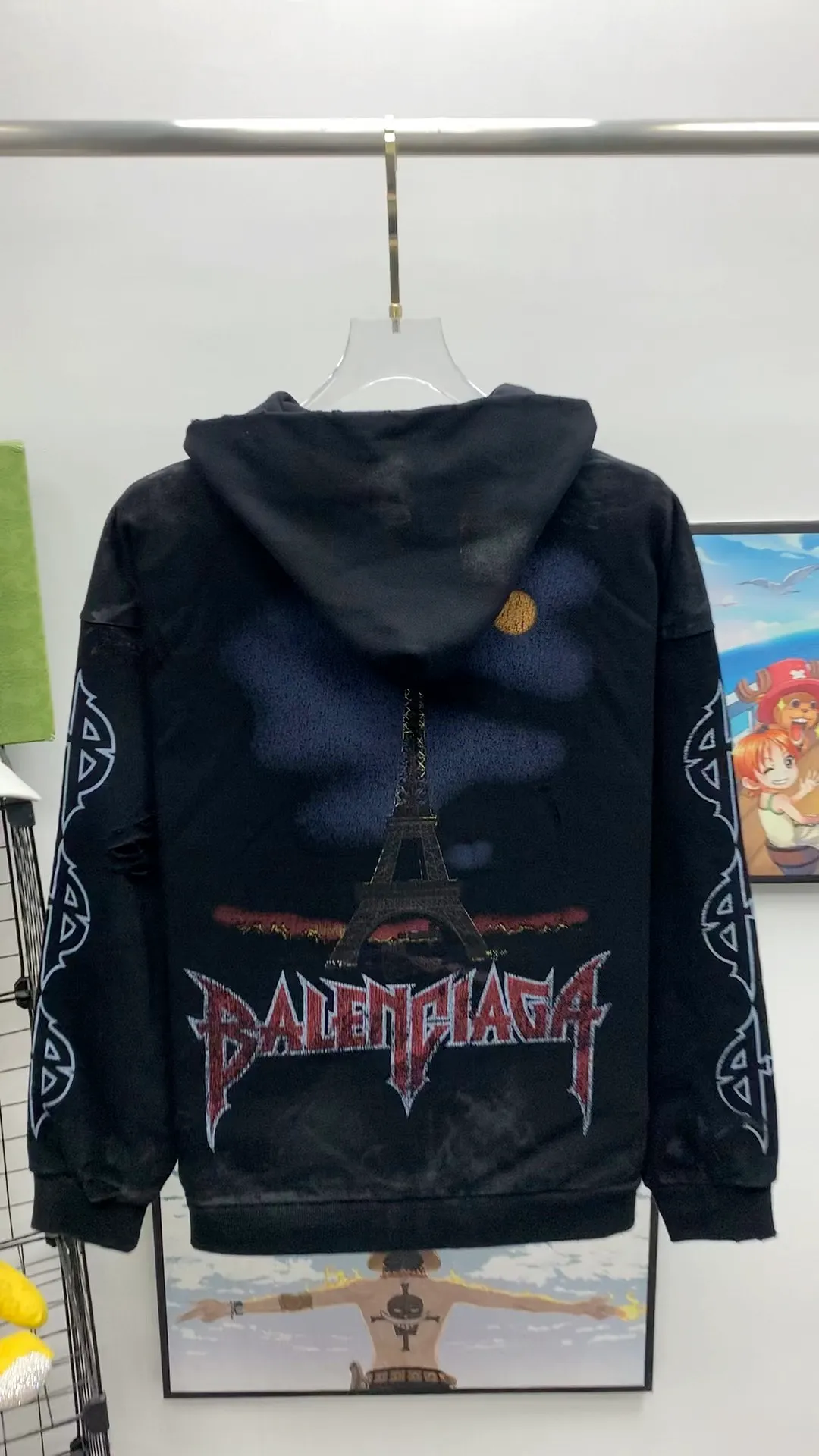 Real-shot video on the back————The top-quality verified version BALENCIAGA Tower Paris Night Balenciaga distressed, dirty, hole-washed hooded zipper hoodie sweatshirt YB1.3W purchase ➕ price 10K purchase original directional development! 460g double-ply double-yarn terry fabric, the garment weight is as high as 1.2kg! The back printing adopts Kornit digital direct printing process, and the shipment is extremely slow! Especially the Yunmu color on the tower is very delicate and grainy! The overall bursting letters are very evenly distressed and have a full sense of distress! The whole body was severely damaged, all randomly worn by hand! Very time consuming! The whole piece of clothing went through three washes. The fabric was first pre-shrunk, and then washed with distressing water to wash out the color on the printed surface to give it a distressed look. After washing with water for the second time, do the dirty coating. The staining is also a manual process, and each position of the coating must be brushed more than 3 times before! The key point is the coating on the back. It is a process that really makes people vomit blood. It has to be brushed back and forth, more than 20 times, to evenly apply the coating! It can be said that it will never be seen alive. After the coating is completed, the garments will be sprayed and then washed with wax! After washing with the wax, the fabric feels smooth and won't have that harsh, rough feel! This is also a key craft! If this step is missing, it won’t be visible on the screen, but it will be very uncomfortable and the skin texture will be very poor!  The workmanship is troublesome, and it normally takes 15 days for orders to be returned! Look at this construction period and this price, do you think it’s worth it?  Size: XS-L Color: Active Black P:490